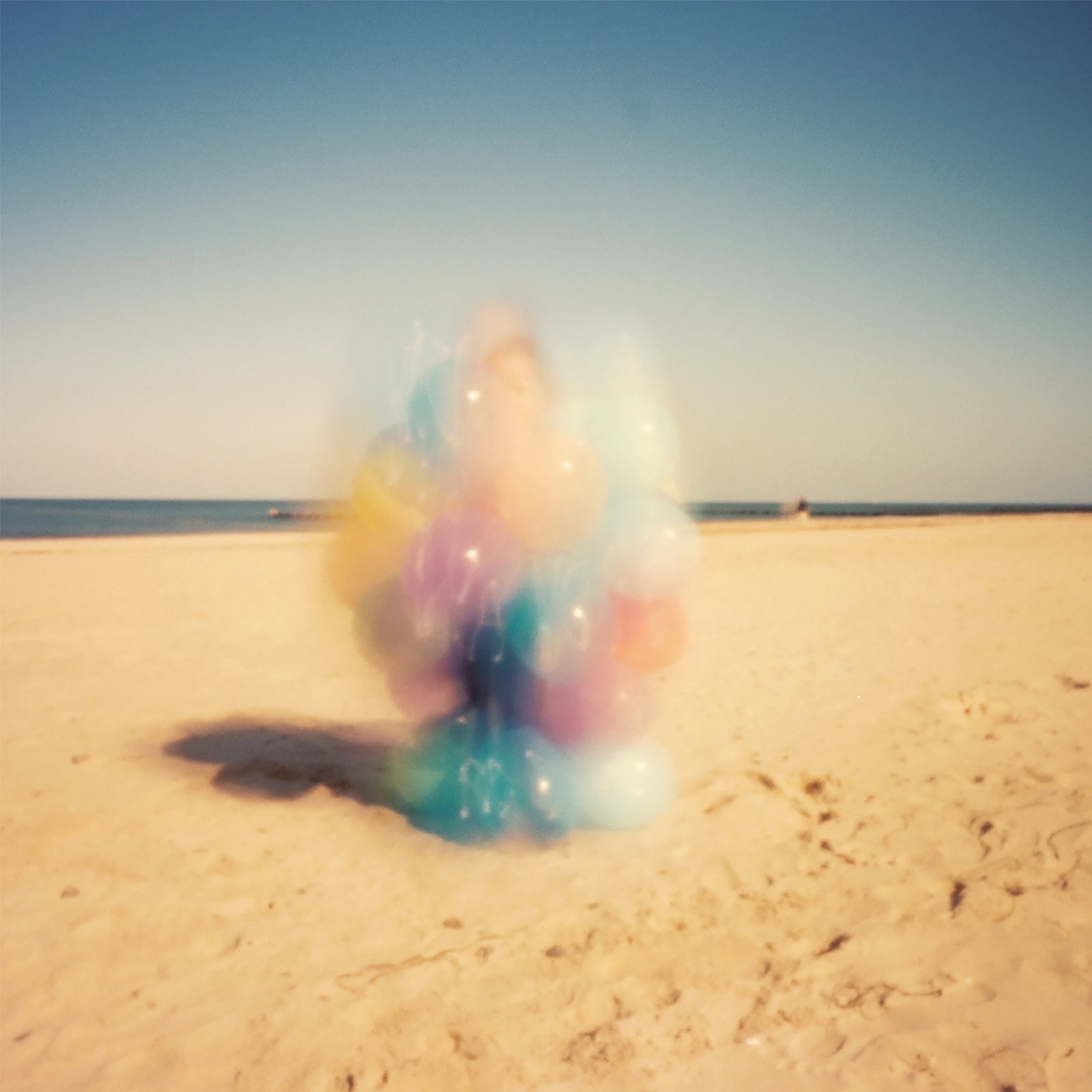 Berlin Based Fotography Langzeitbelichtung Strandfotografie im Retrostil mit Luftballons Landschaft Lokale Künstler Larissa Honsek