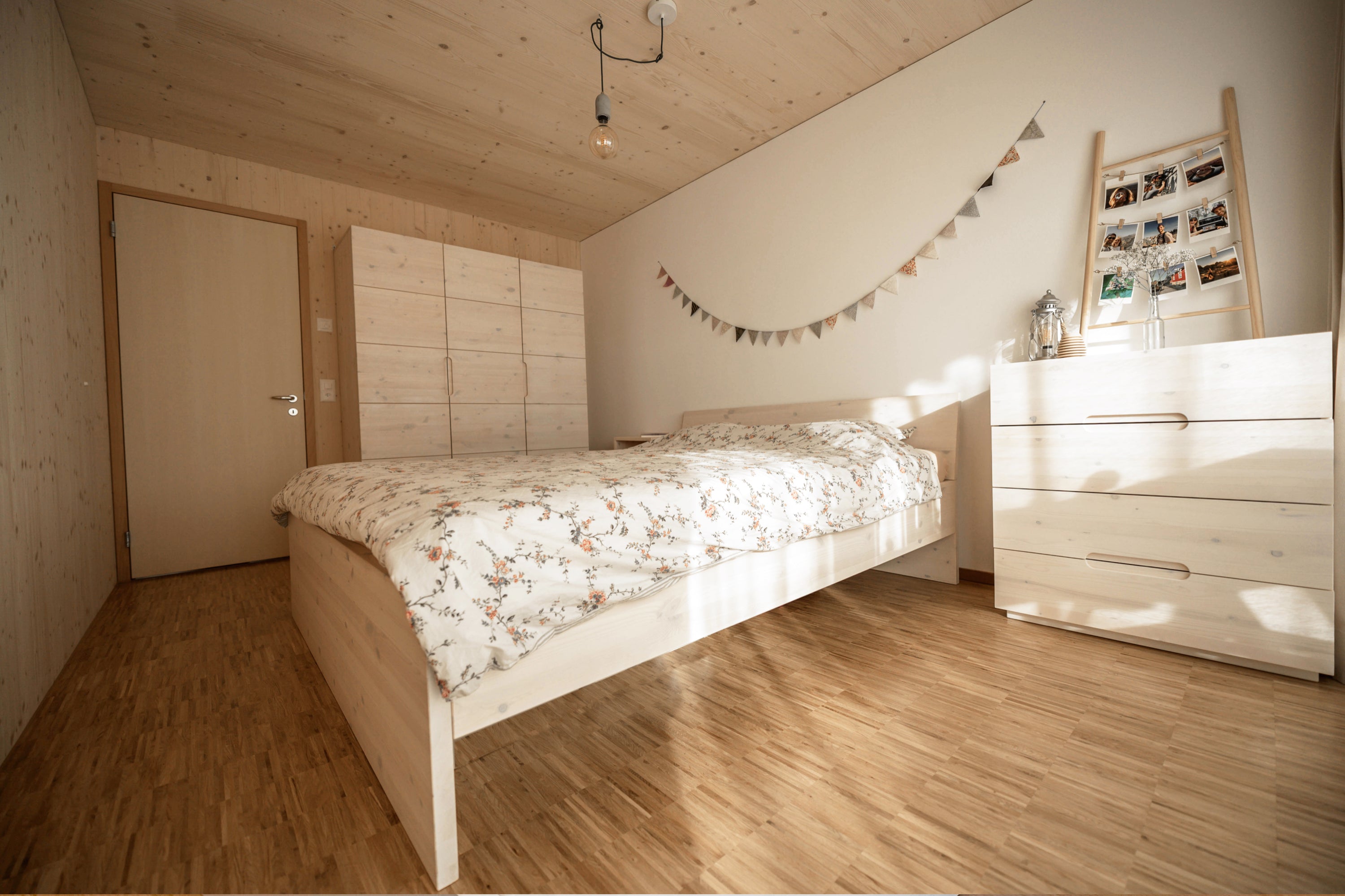 Schlichtes ökologisches Bett aus Massivholz weiß lasiert