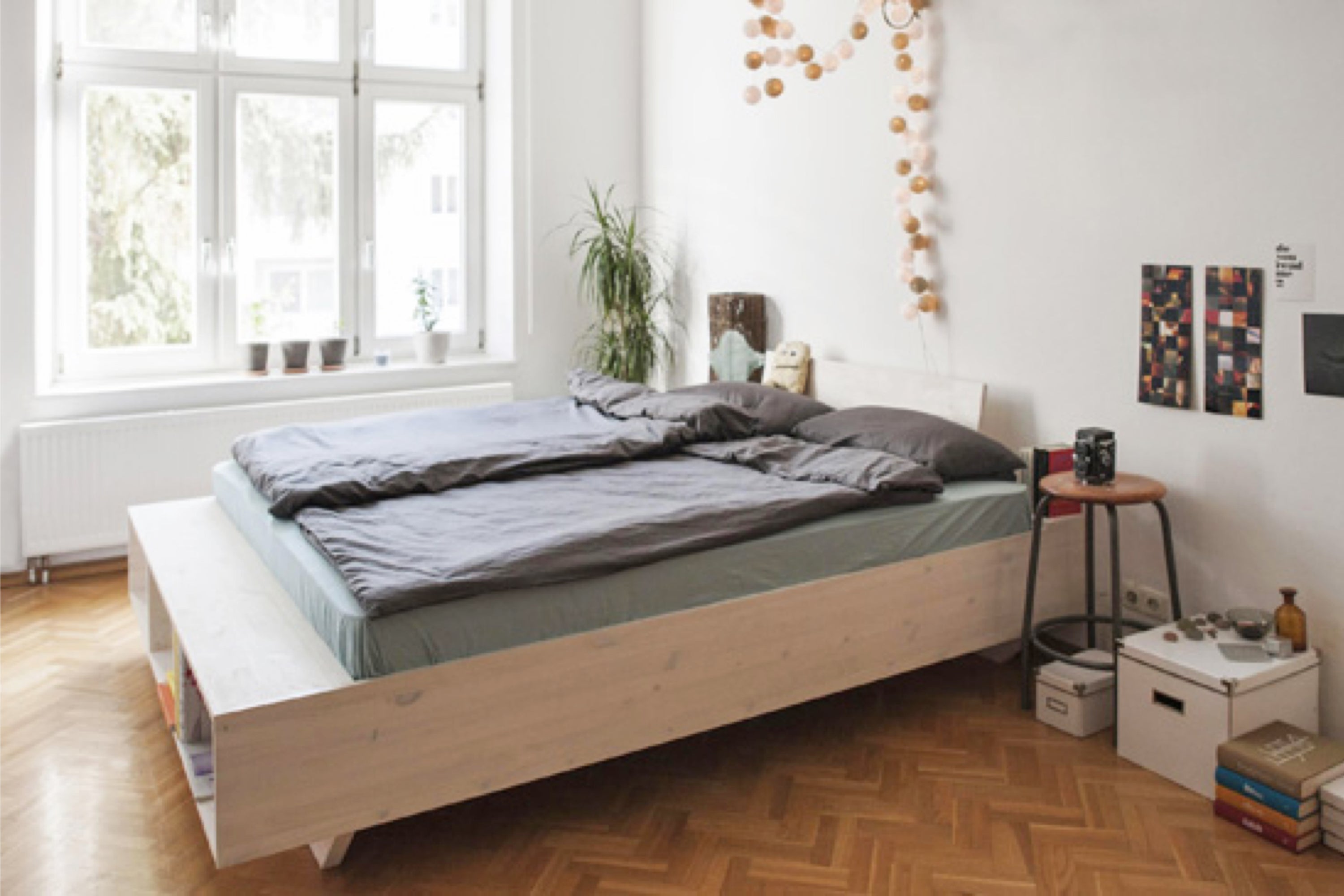 Schwebendes Bett mit Regalen und Kopfteil