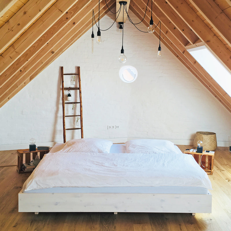 Niedriges minimalistisches Design Bett in weiß