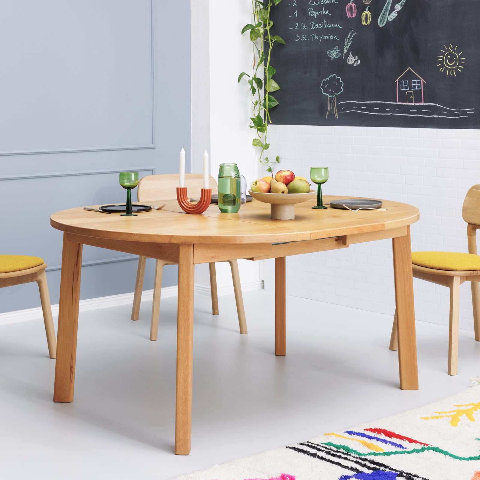 Runder Ausziehtisch aus Massivholz mit angewinkelten Beinen