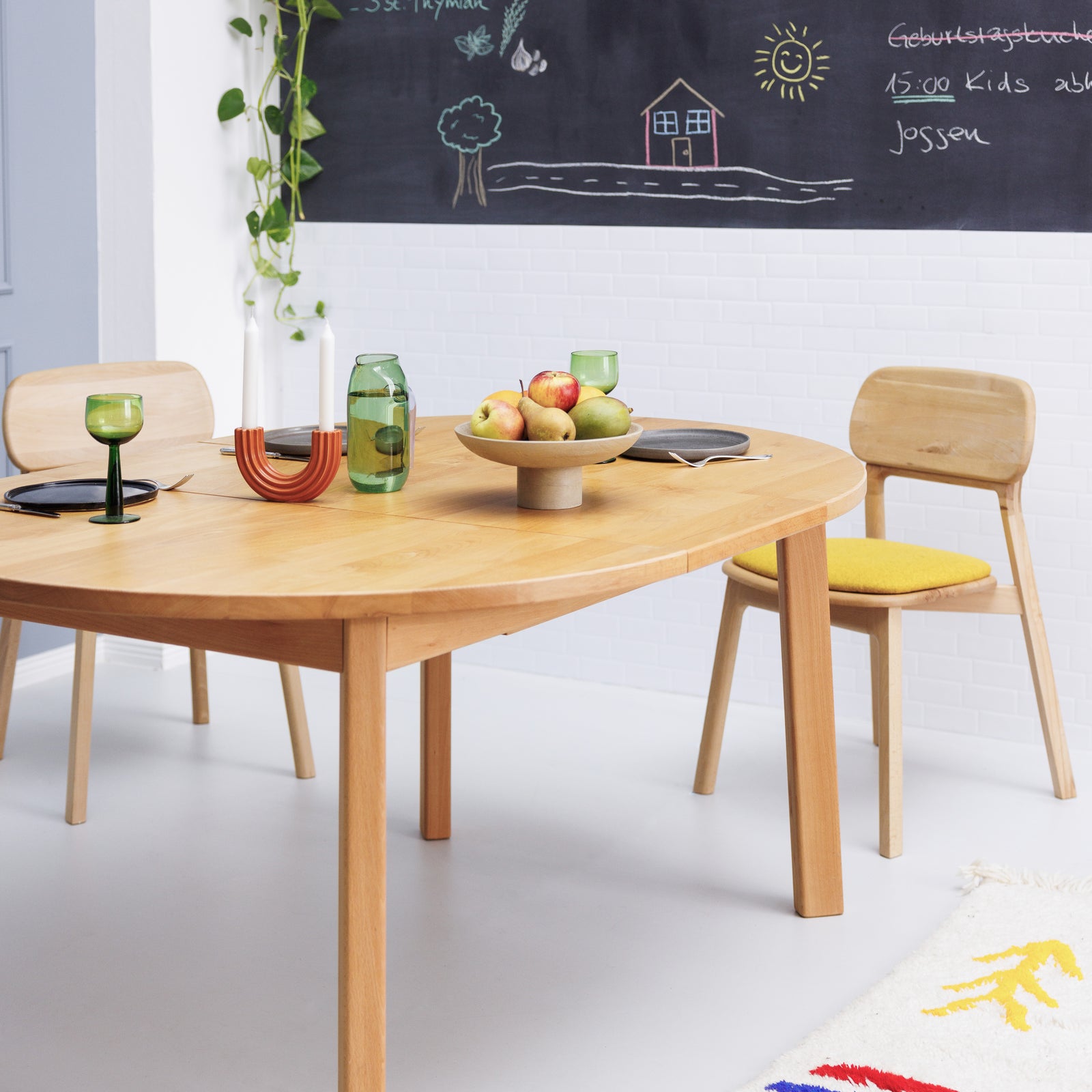 Nachhaltiger Runder Ausziehtisch aus massivem Holz und zeitlosem Design