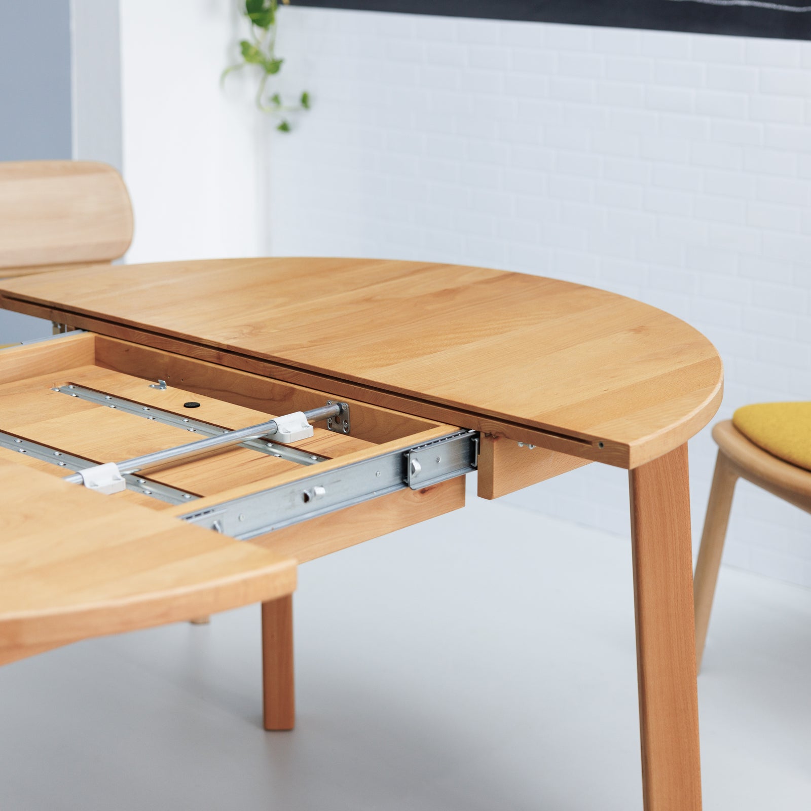 Funktionaler Runder Ausziehtisch mit Butterfly Auszug