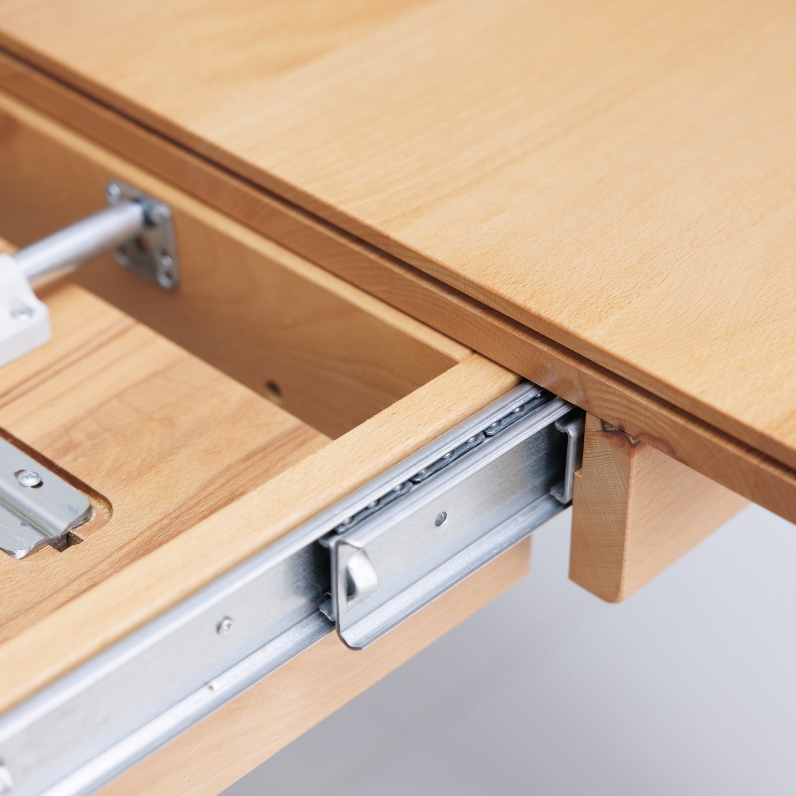 Ausziehtisch mit Schienenführung