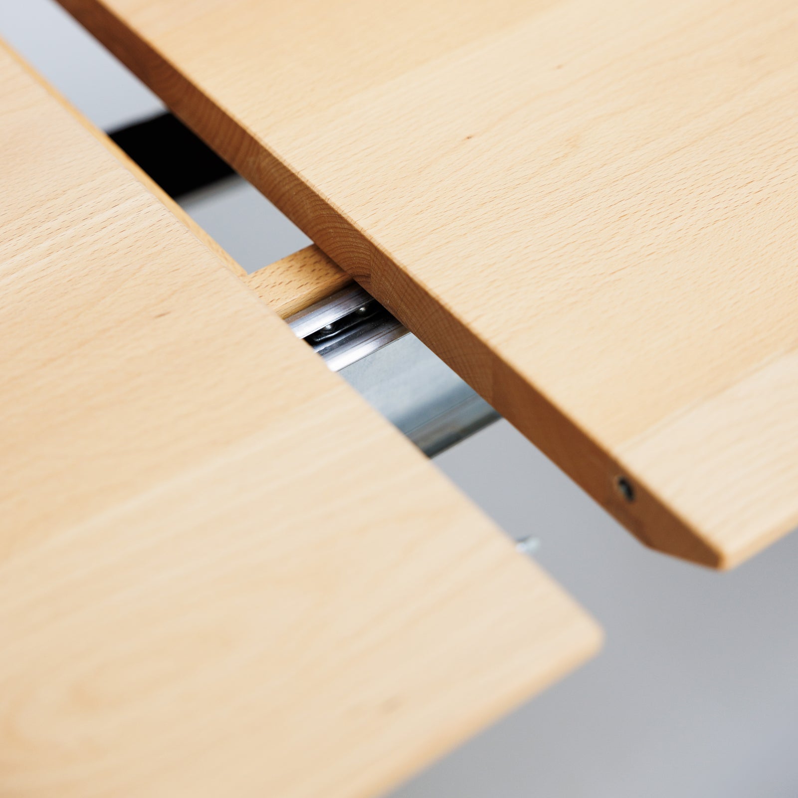Ausziehbarer Esstisch Form S handgefertigt aus zertifiziertem Massivholz Auszug mit Verbindungspins und Spannklemmen geölt