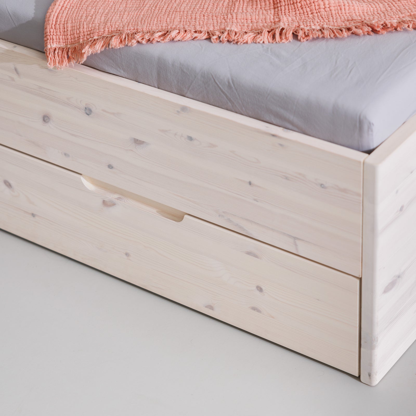 durchgängiger Stauraum Schubkasten aus nachhaltigem Massivholz hell lasiert