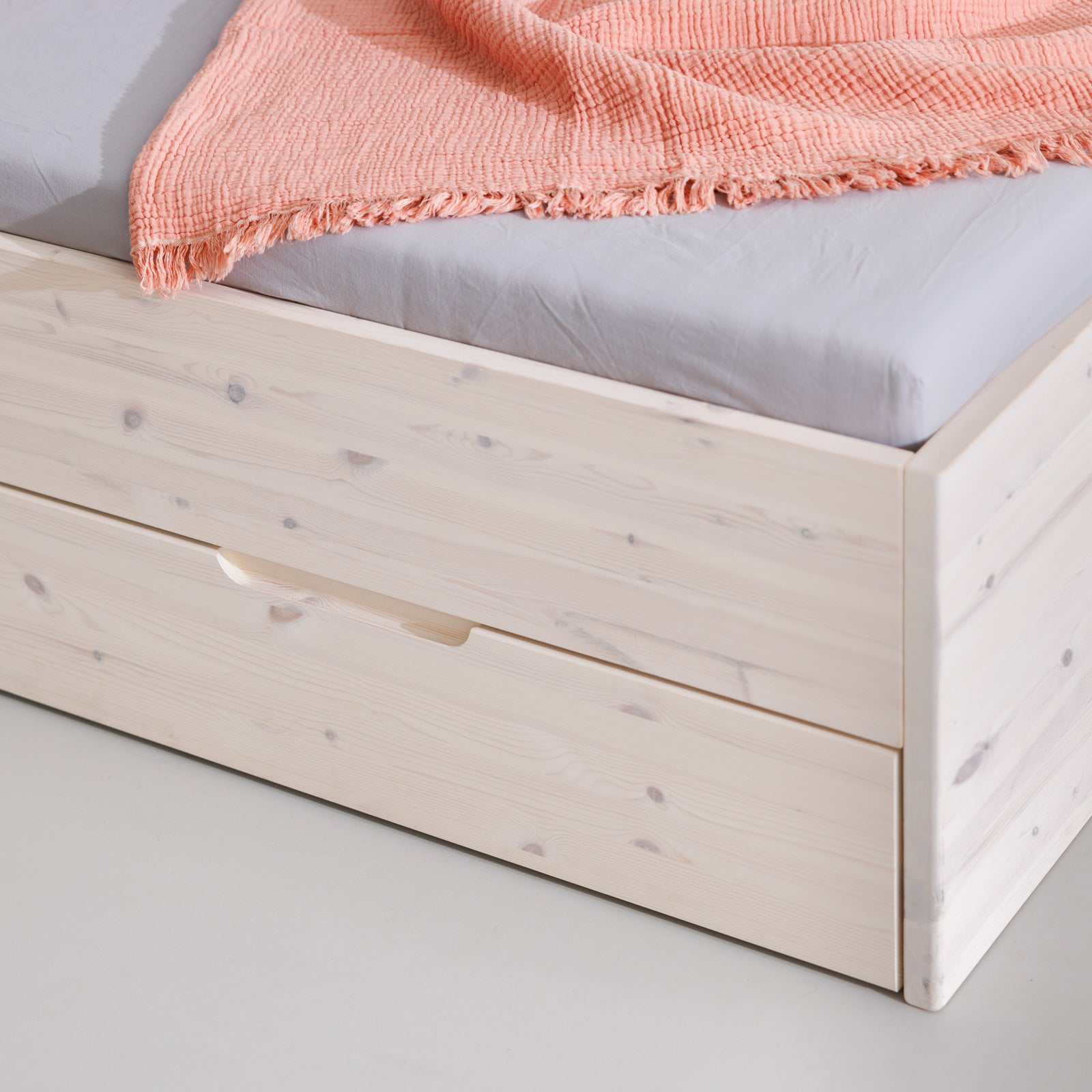 Geschlossene Schublade Bett Lade weiß nachhaltiges Holz natürlich weiß lasiert