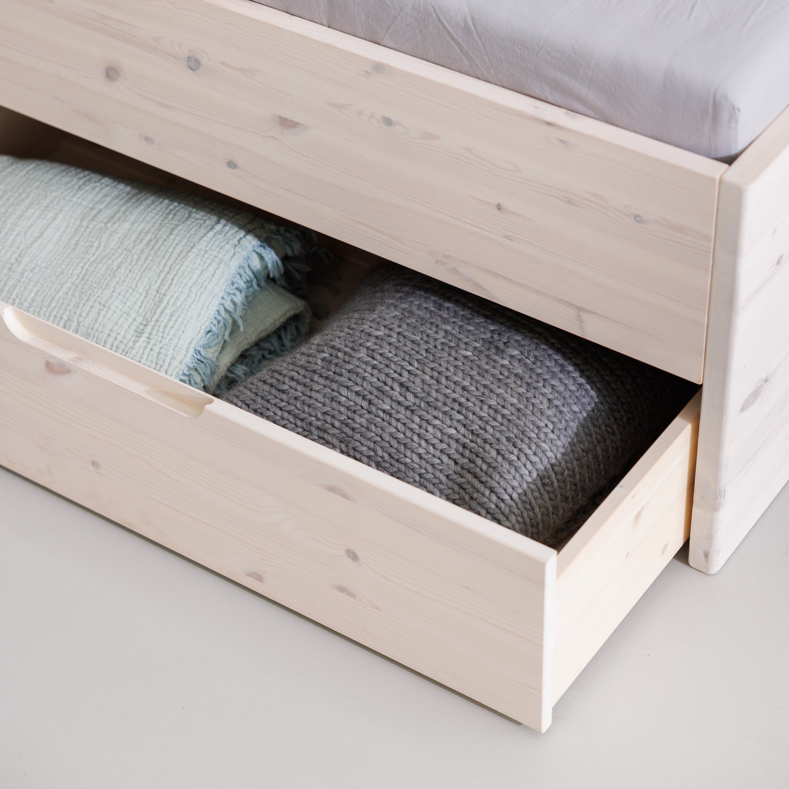 Straum Schubkästen aus weiß lasiertem Vollholz von Bett Lade mit minimalistischen Griffen