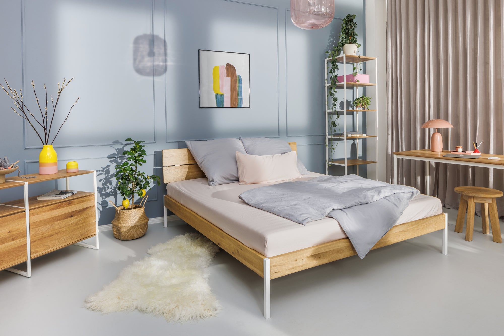 Betten, Schreibtische und Regale aus weißem Metall und Eiche