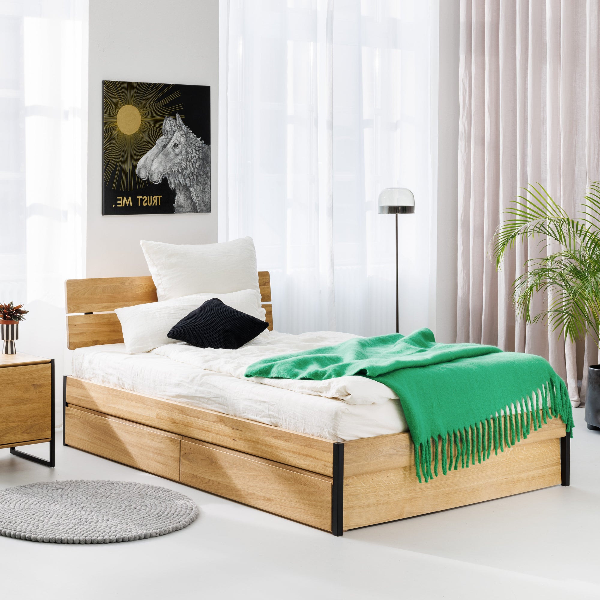 Elegantes stabiles Vollholz Bett Luna Storage mit funktionalem Stauraum Schüben