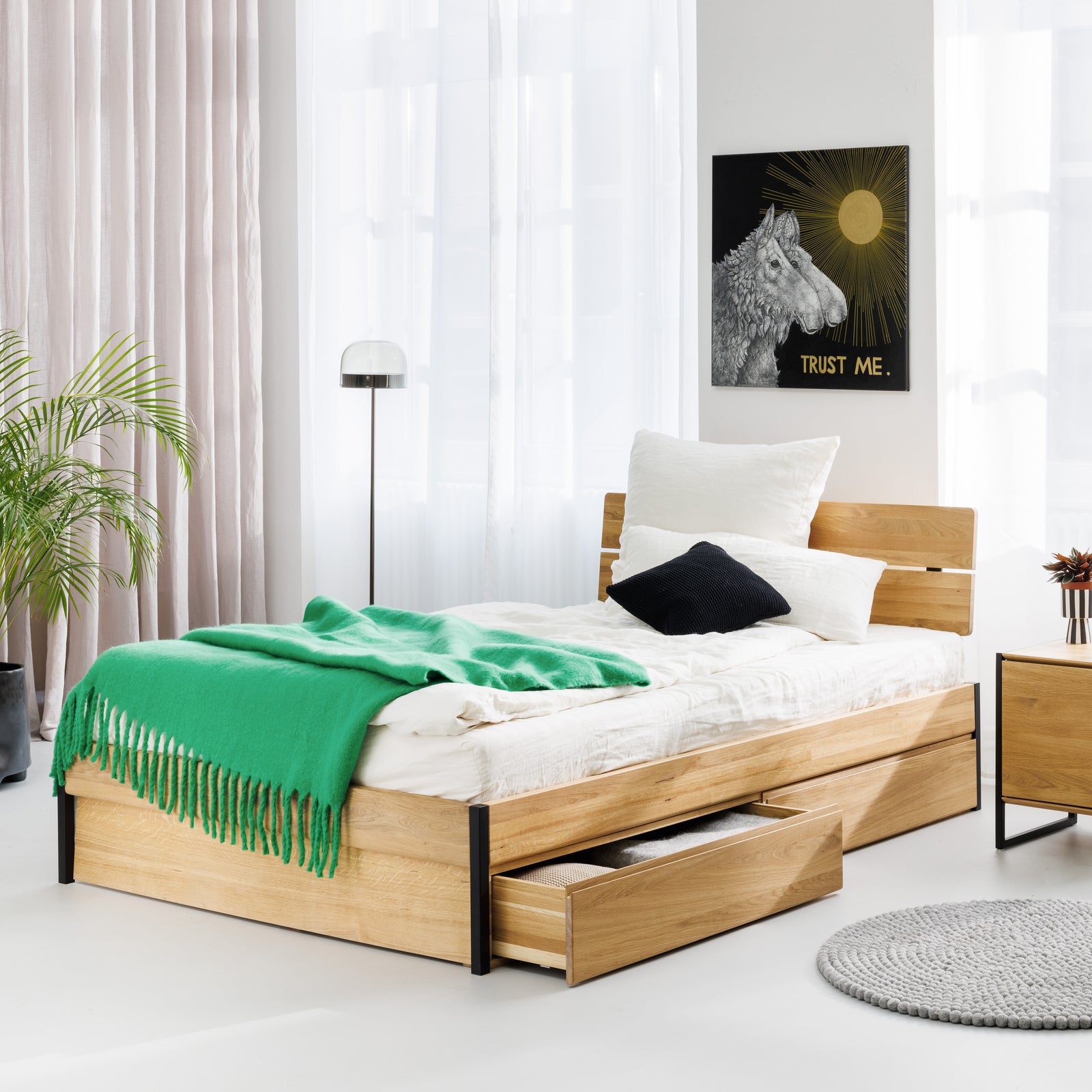 geschmackvolles Naturholz Bett Luna 160x200 mit Schwarzen Metall Elementen Mit Schubladen