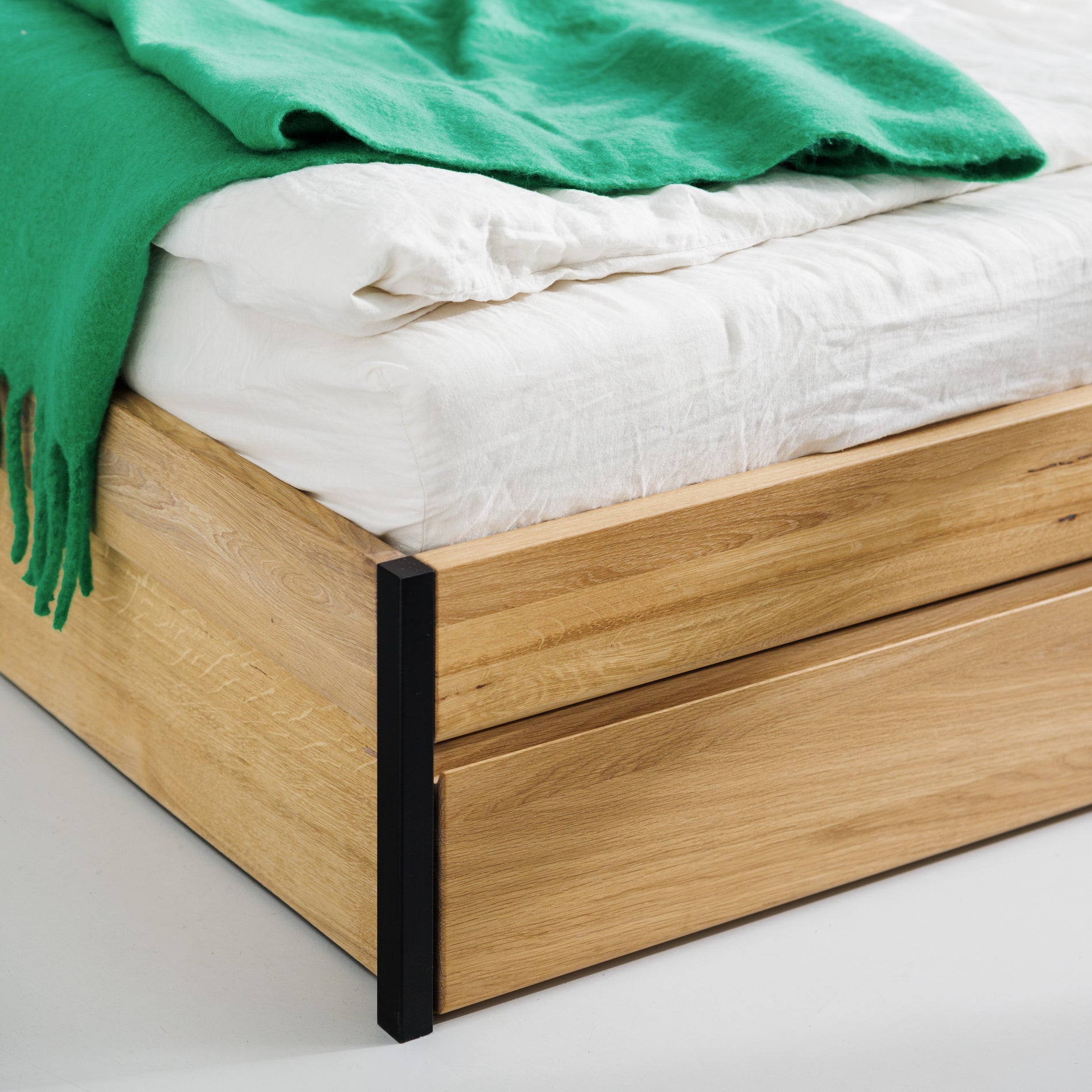 Design Möbel Bett Luna mit zertifiziertem Holz Stauraum und Kopfteil