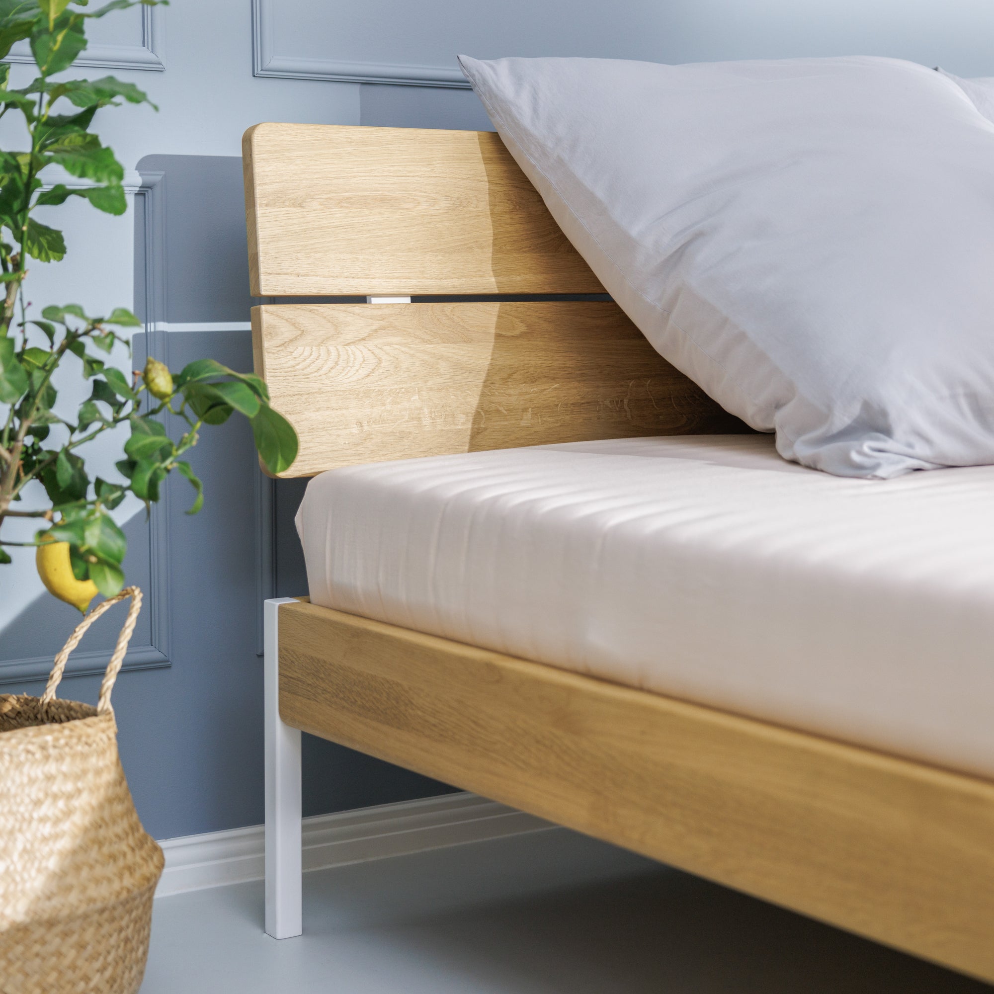 Ökologisches Echtholz Kopfteil aus zertifizierter Eiche kombiniert mit Metall