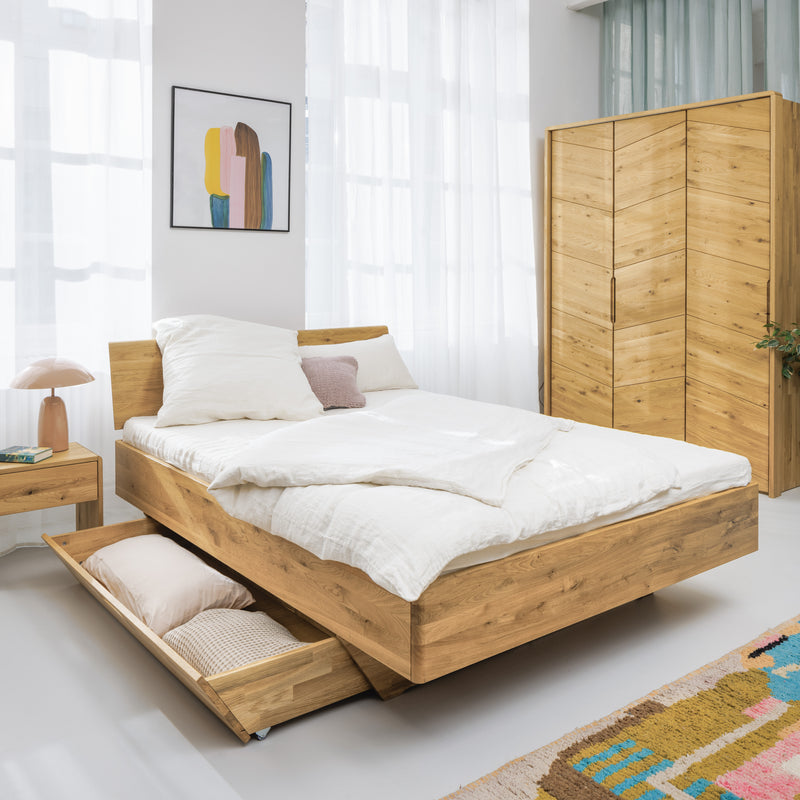Bett Schöneberg kombiniert mit Kleiderschrank Prenzlauer Berg und Nachttisch Charlottenburg Schlafzimmer Natur Möbel aus Wildeiche mit Ölung veredelt