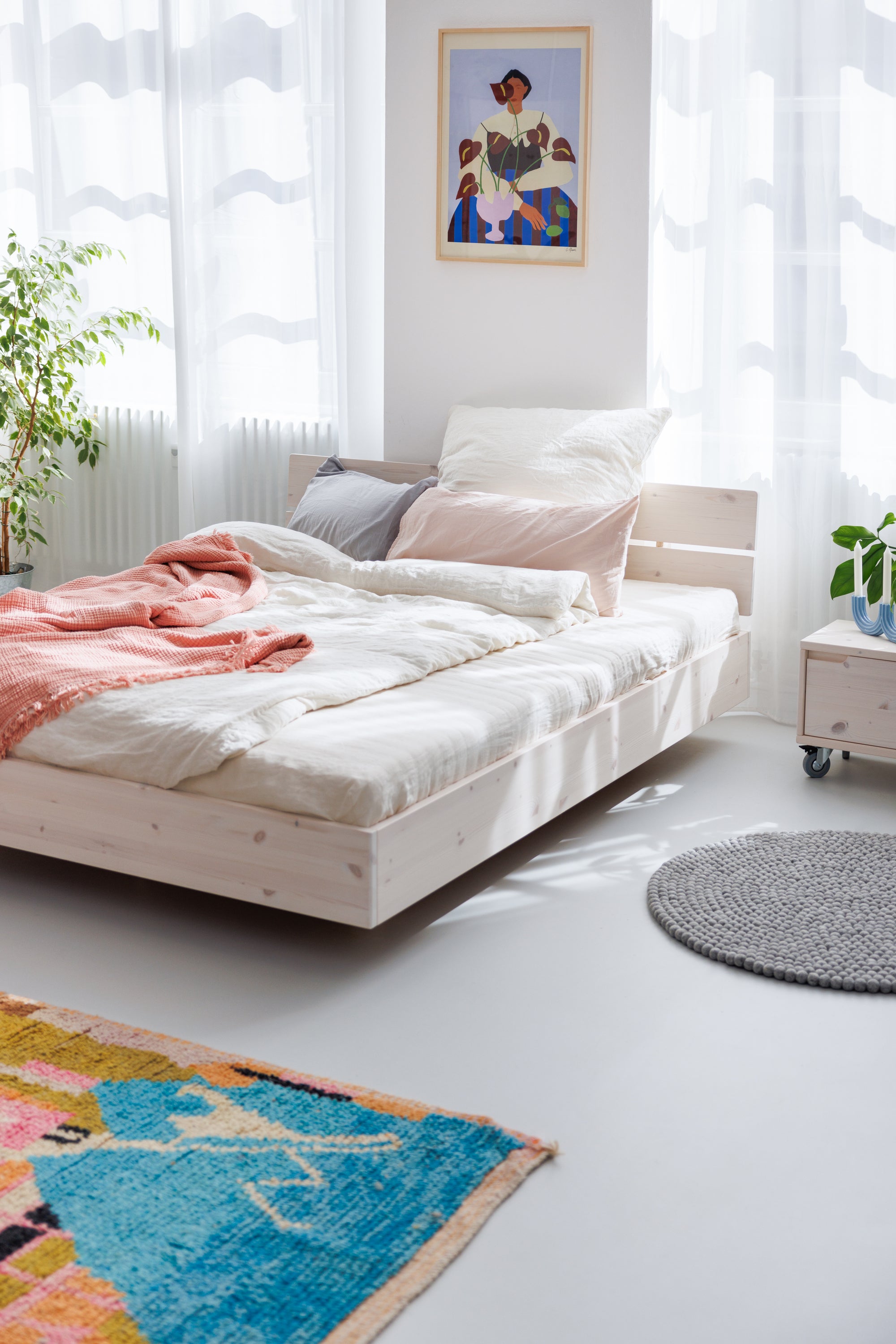 Minimalistische weiße Betten