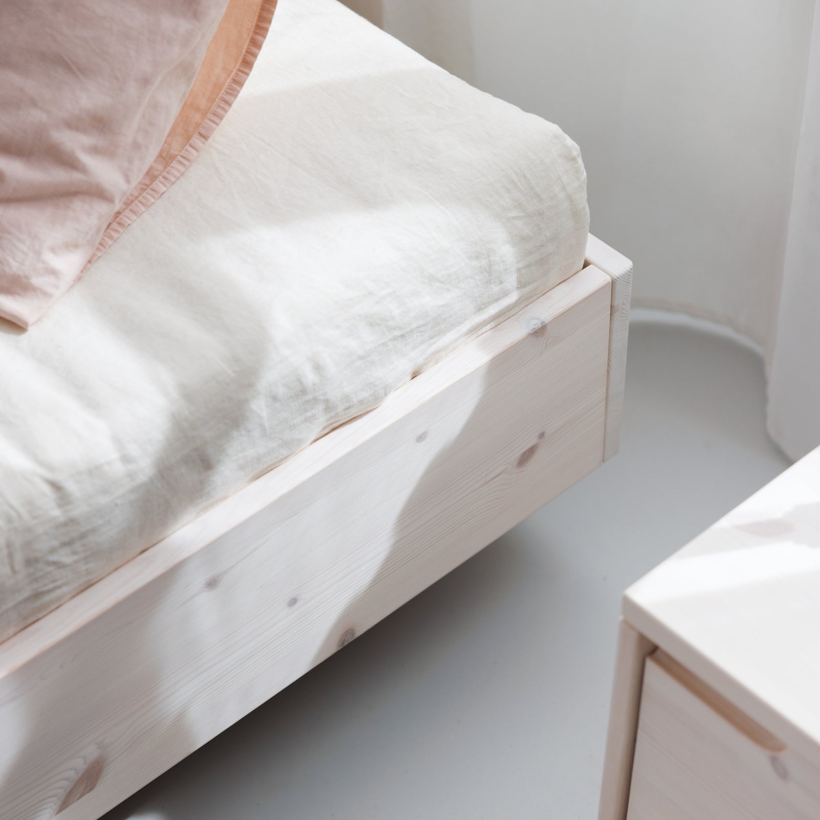 weißes Futonbett Swebe aus zertifiziertem Echtholz