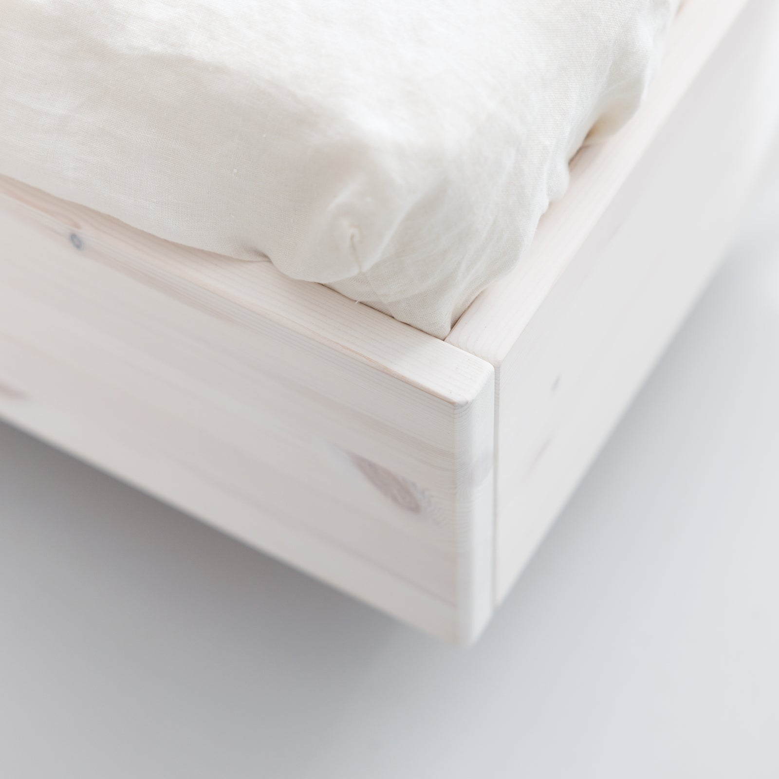 Detailaufnahme minmalistisches Bett Swebe runde Kanten aus zertifiziertem Kiefernholz