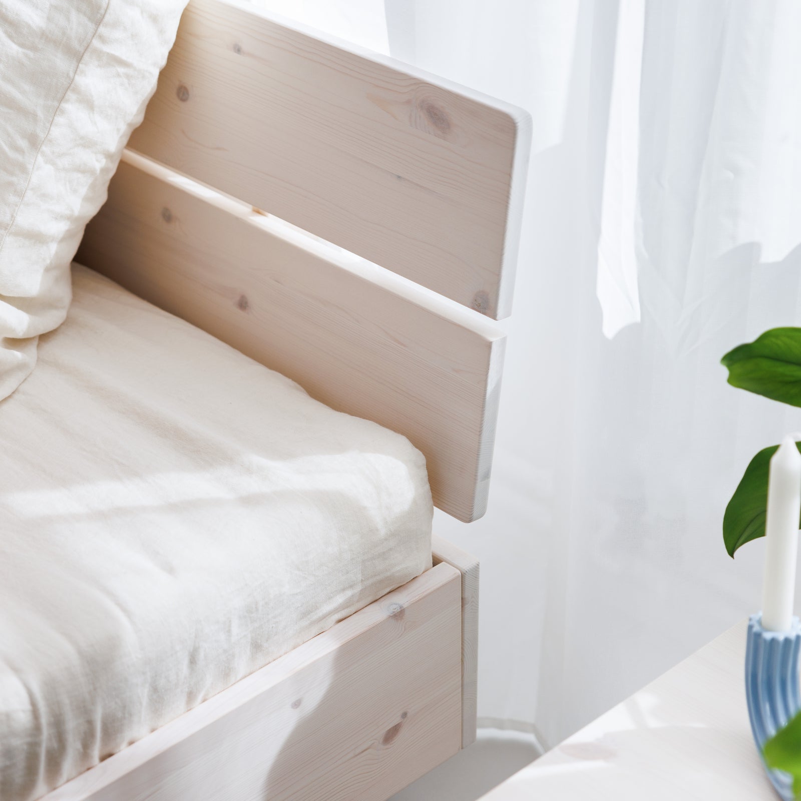 Kopfteil Bett Swebe in lasiertem Massivholz funktional und schlicht