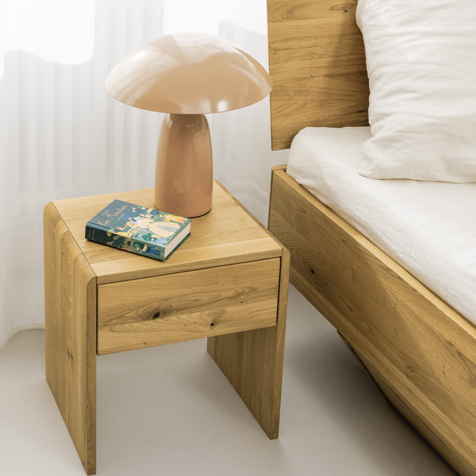Nachttisch passend zu Bett