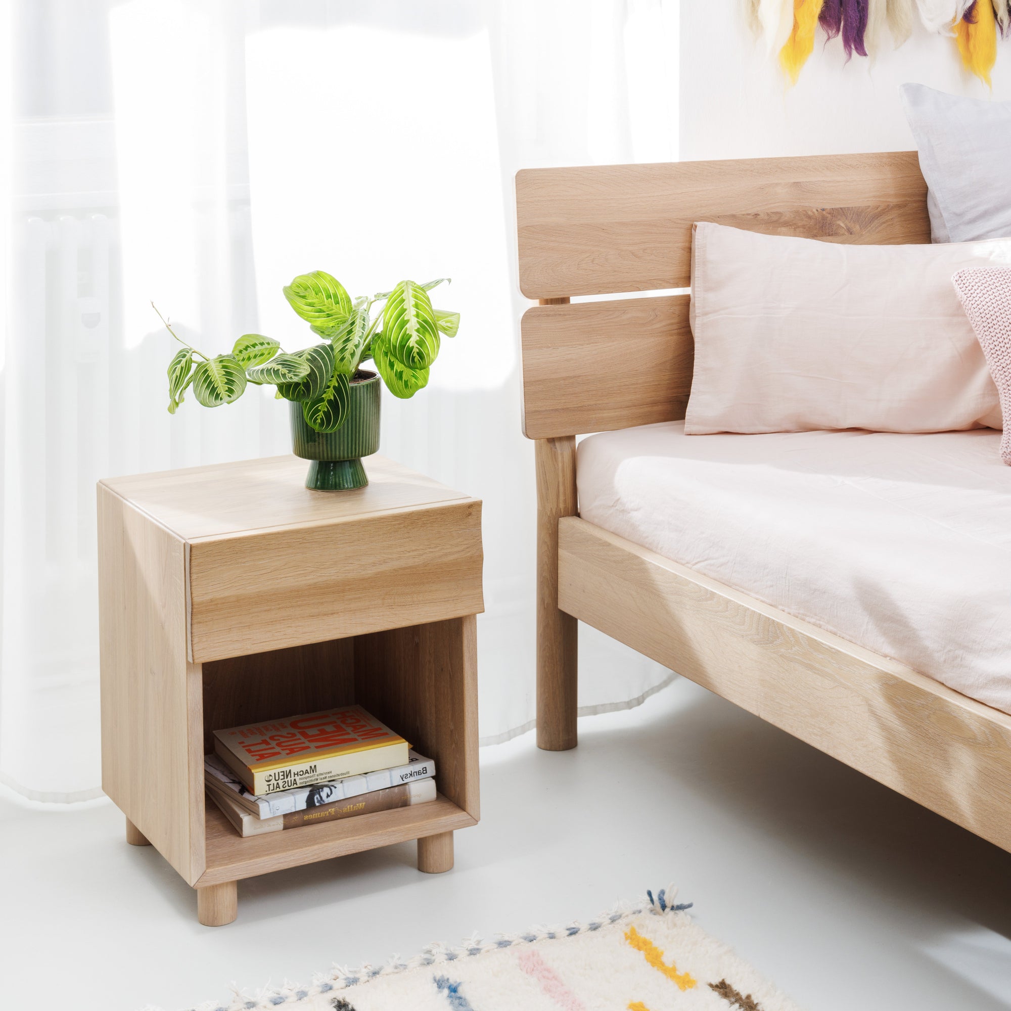 Massiver Nachttisch und Bett aus nachhaltiger hell geölter Eiche