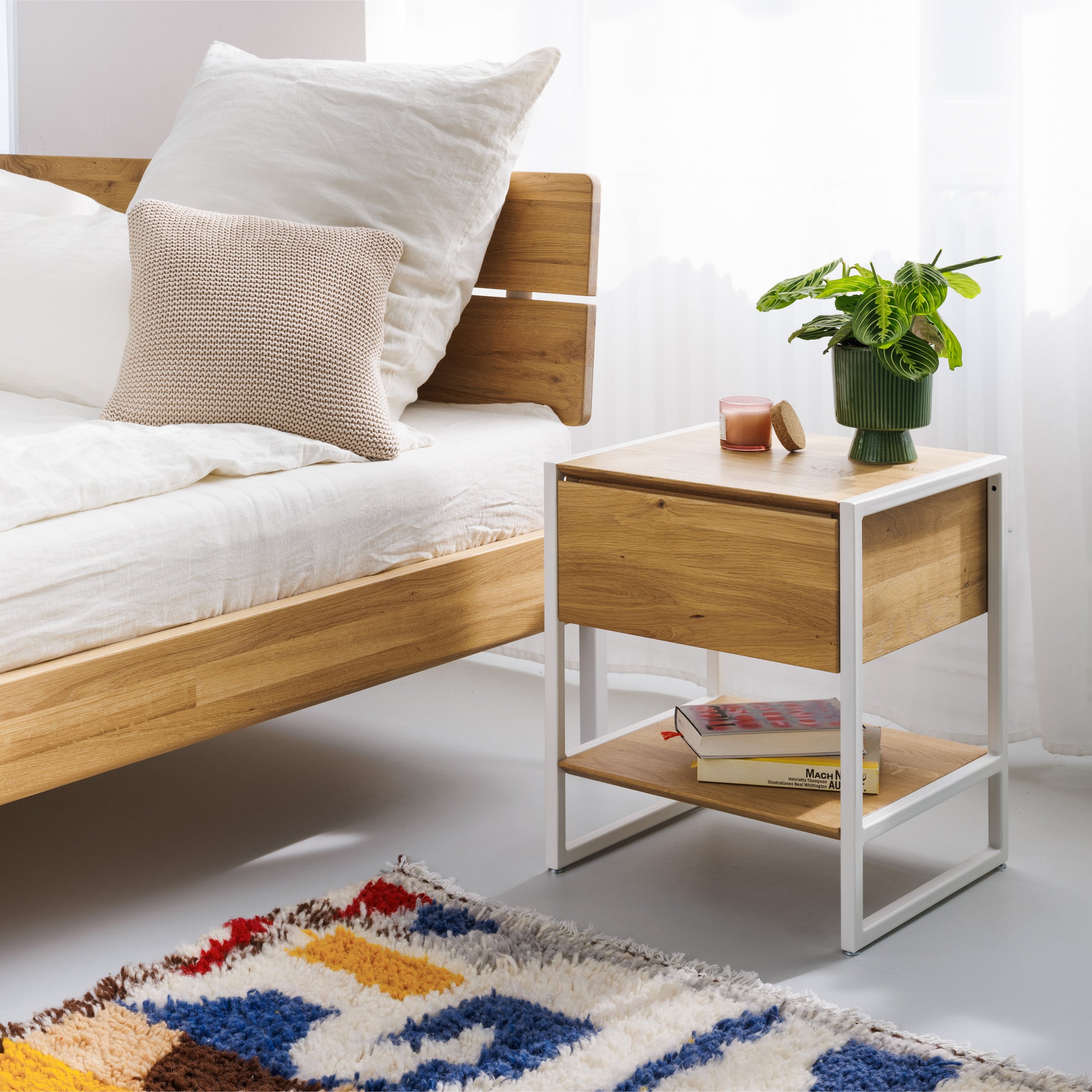 Bett aus Eiche und Metall mit Nachttisch und Kopfteil