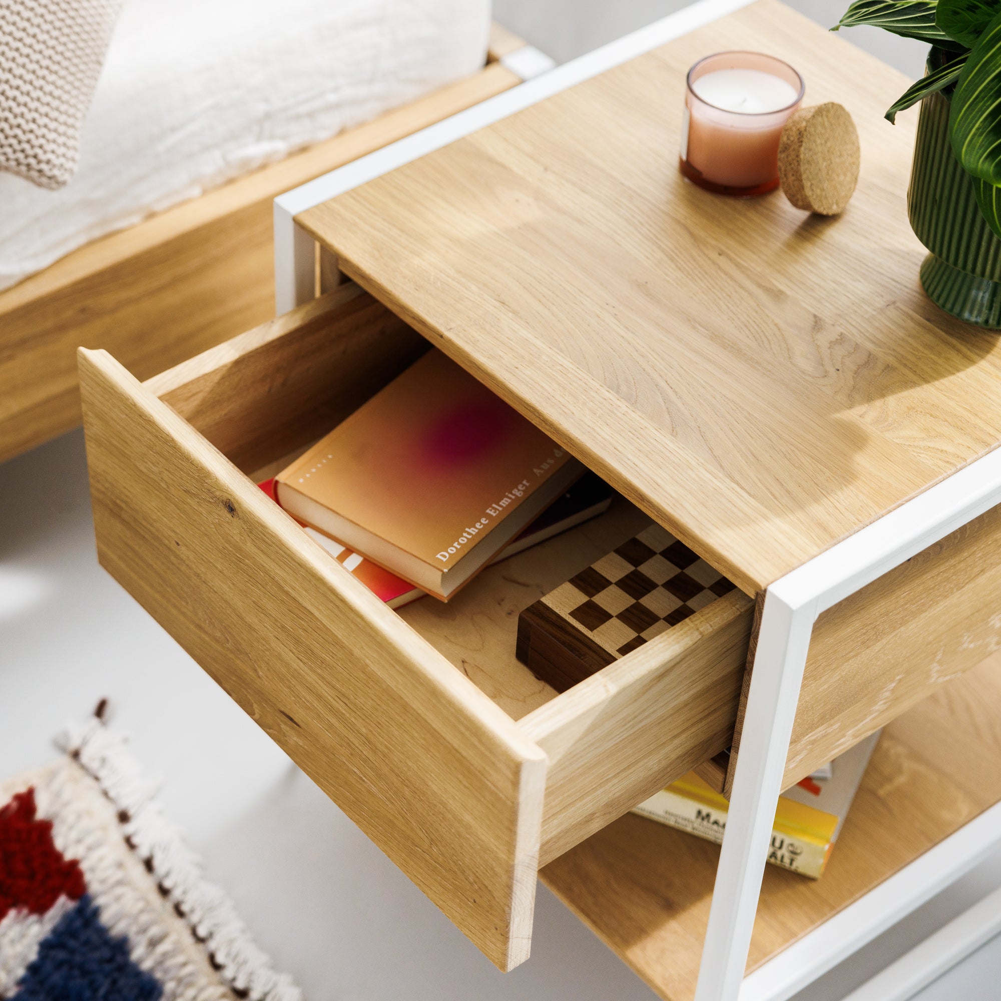 Design Nachtisch mit Schublade