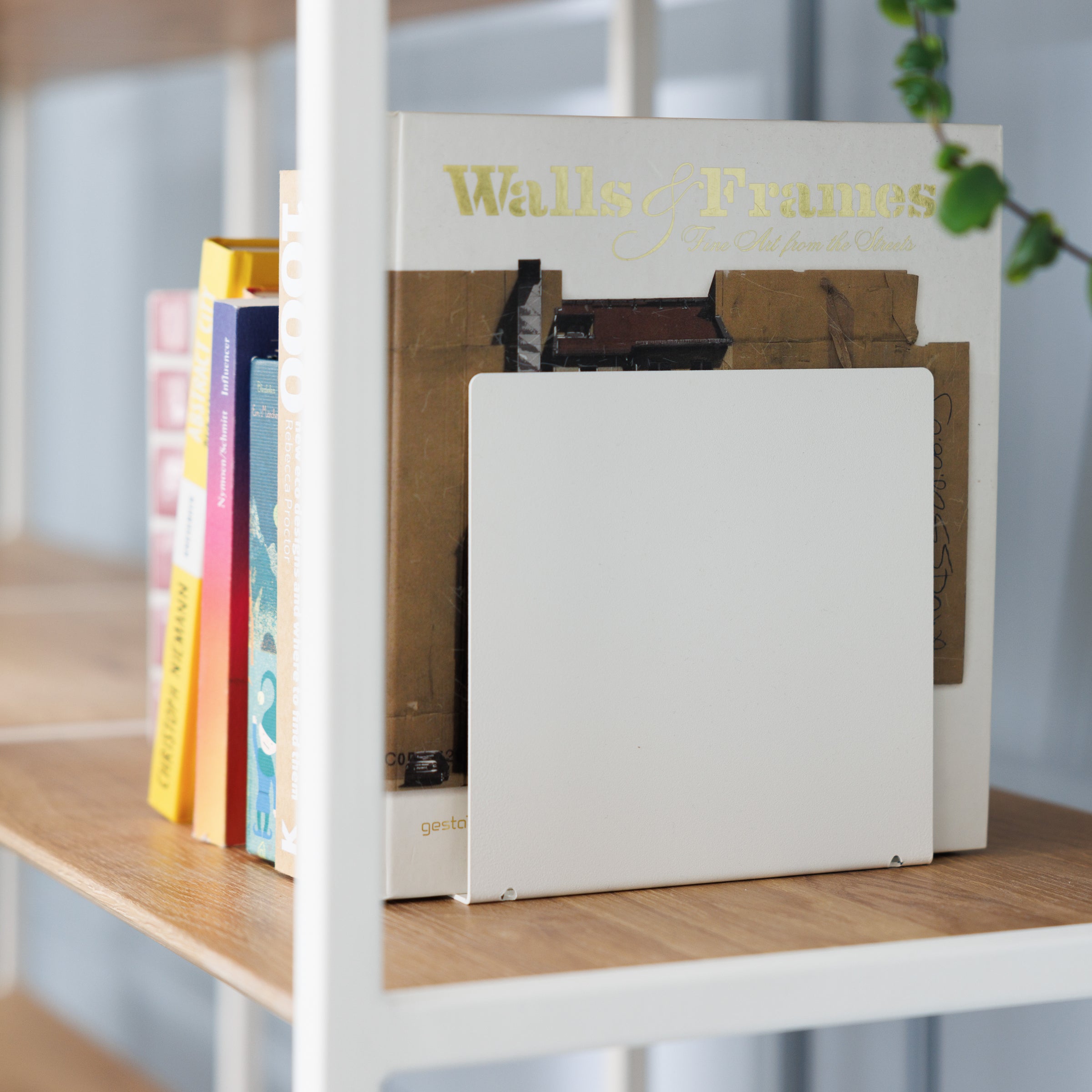 Eckige Buchhalterung mit angerundeten Ecken im funktionalen Design