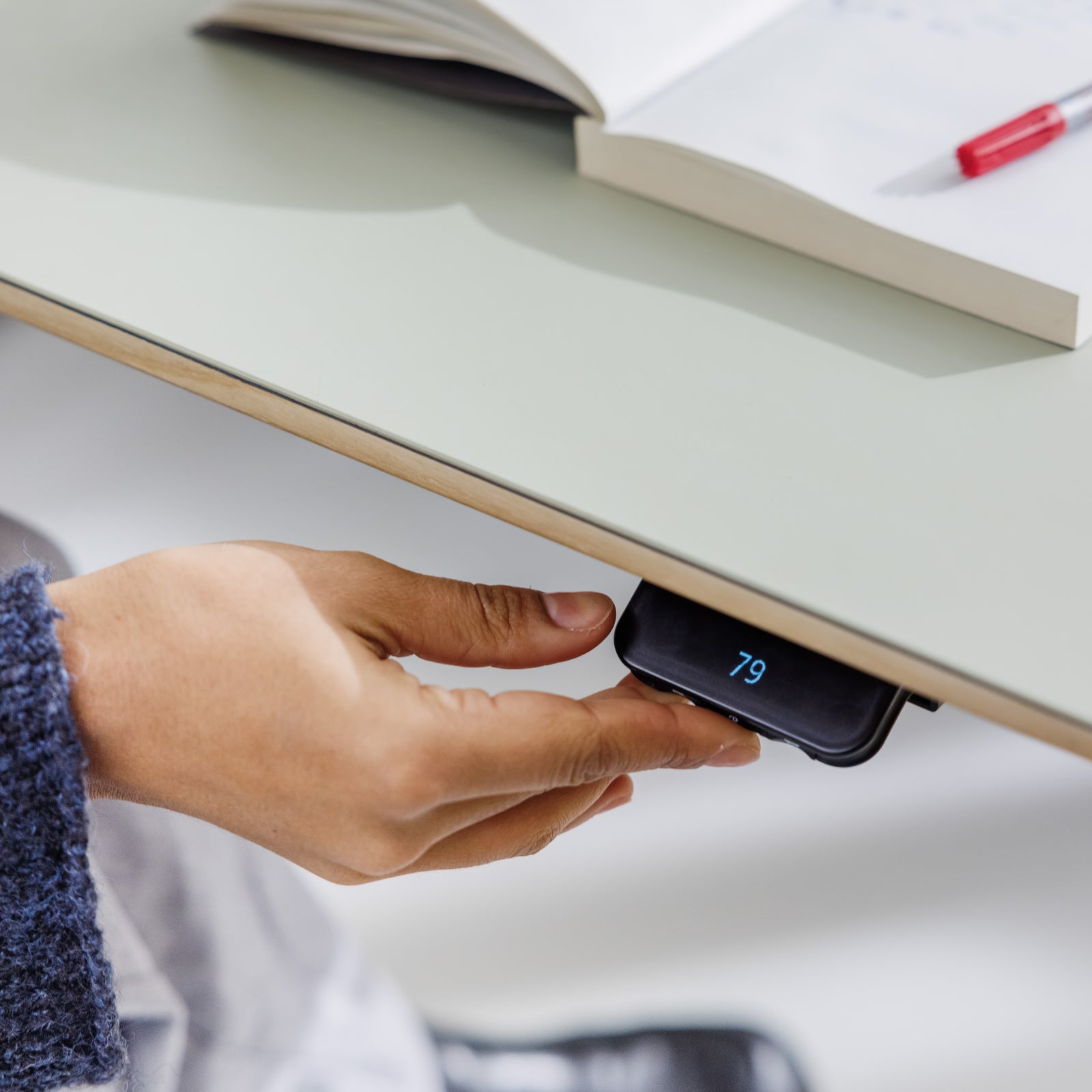 Digitaler Controller höhenverstellbarer Schreibtisch zertifizierte Vollholz Tischplatte natürliche LinoleumSchicht
