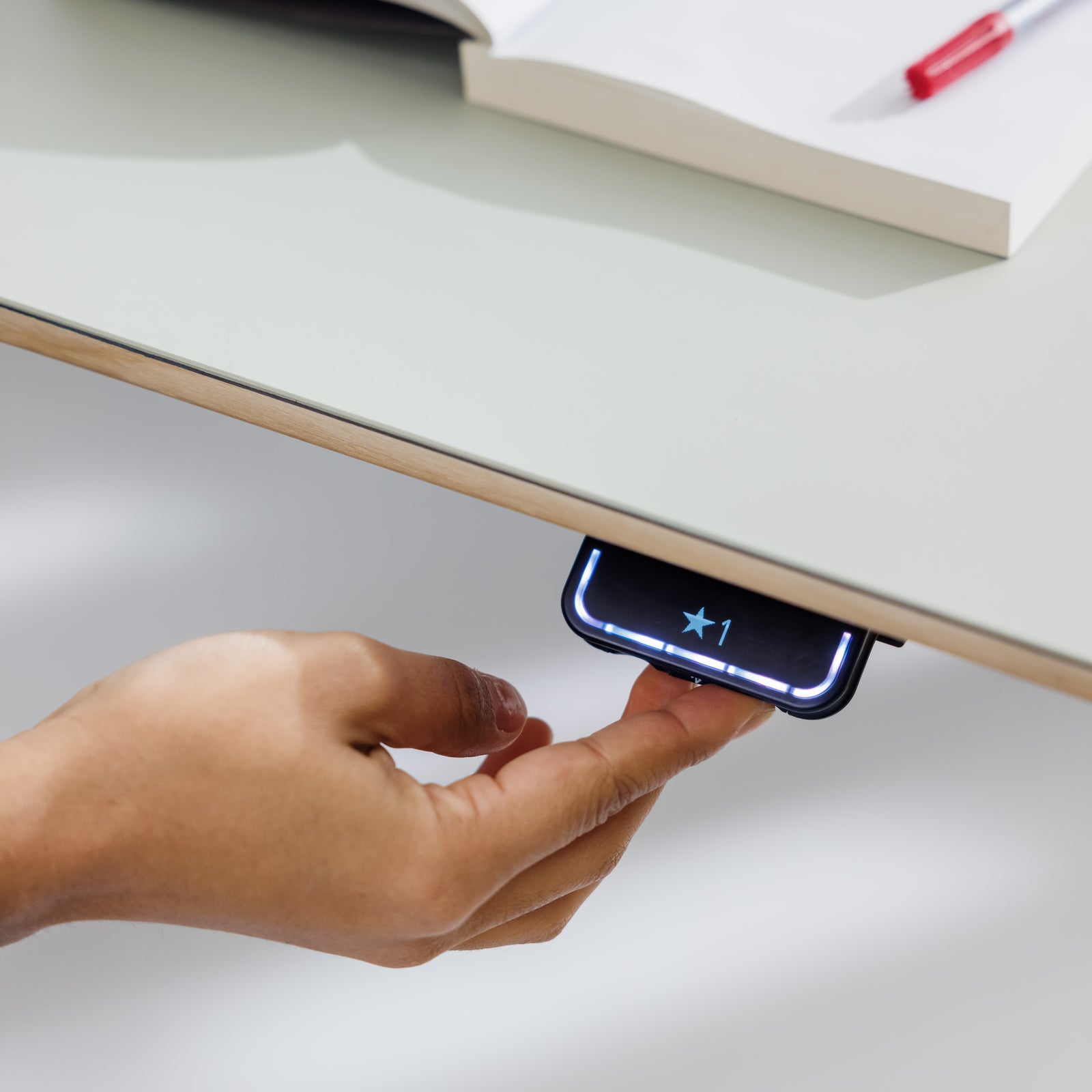 Höhenverstellbarer Schreibtisch Levi favoriten Höhen ergonomisch Arbeiten hochwertige Massivholz Tischplatte Büroräume