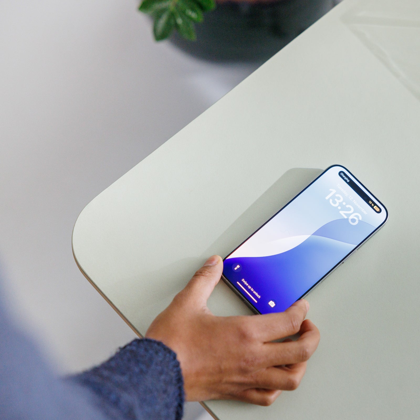 Schreibtisch Levi handgefertigt intergrierter Wireless Charger maßgefertigt optionales Linoleum