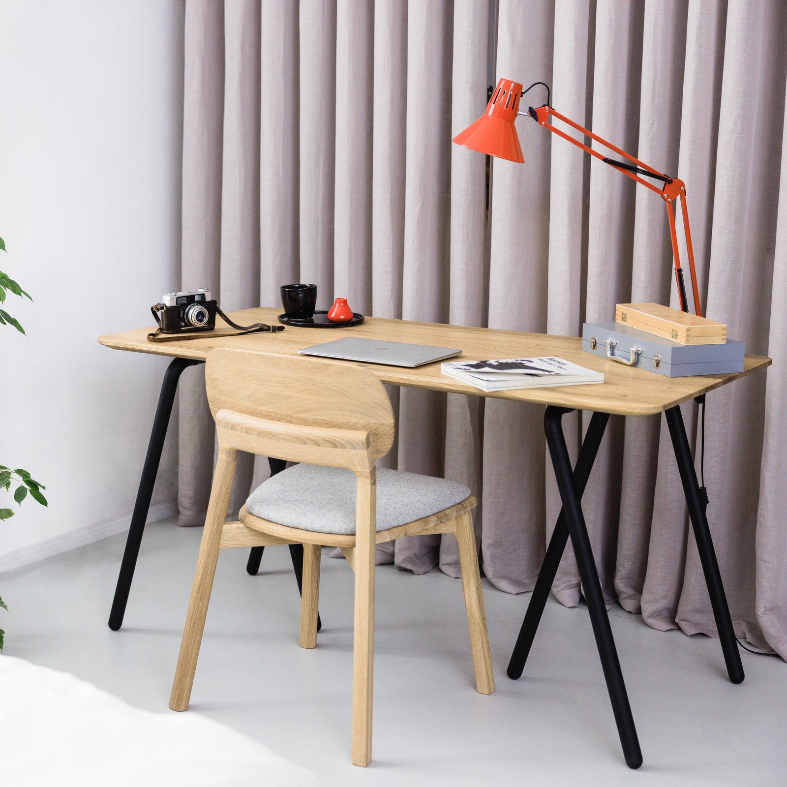 Zeitloser Tischbock Libra in Schwarz mit Echtholz Tischplatte und Massivholz Stuhl aus Eiche