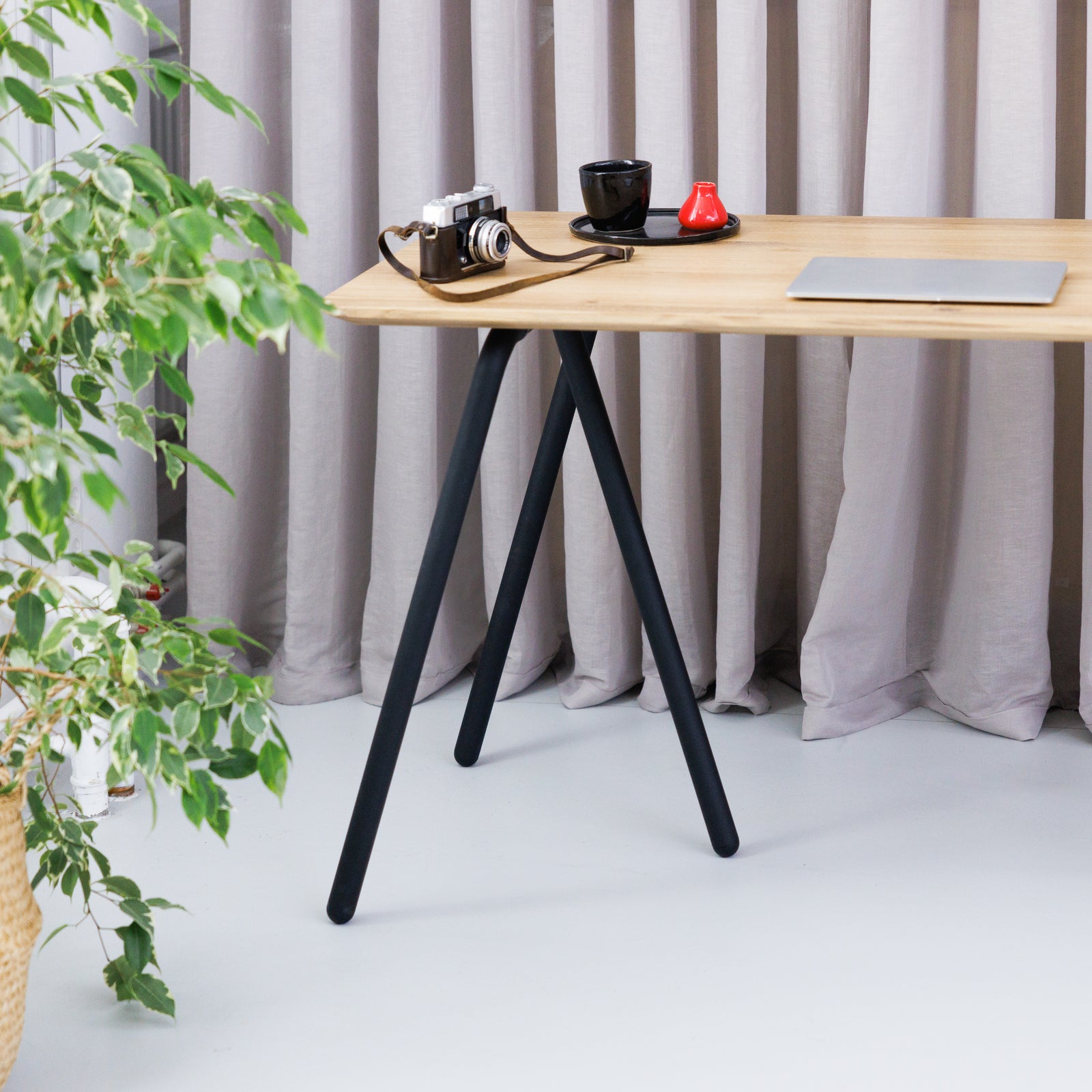 Design Tischbock aus Metall in Schwarz mit Massivholz Tischplatte