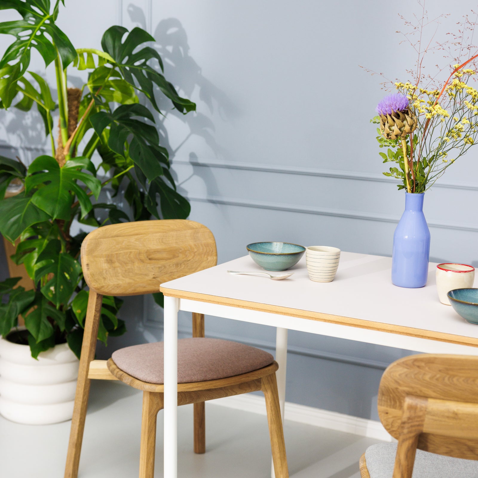 schlichter Tisch Mira kombiniert mit hochwertigem Vollholz Stuhl June minimalistisch ökologisch Designt