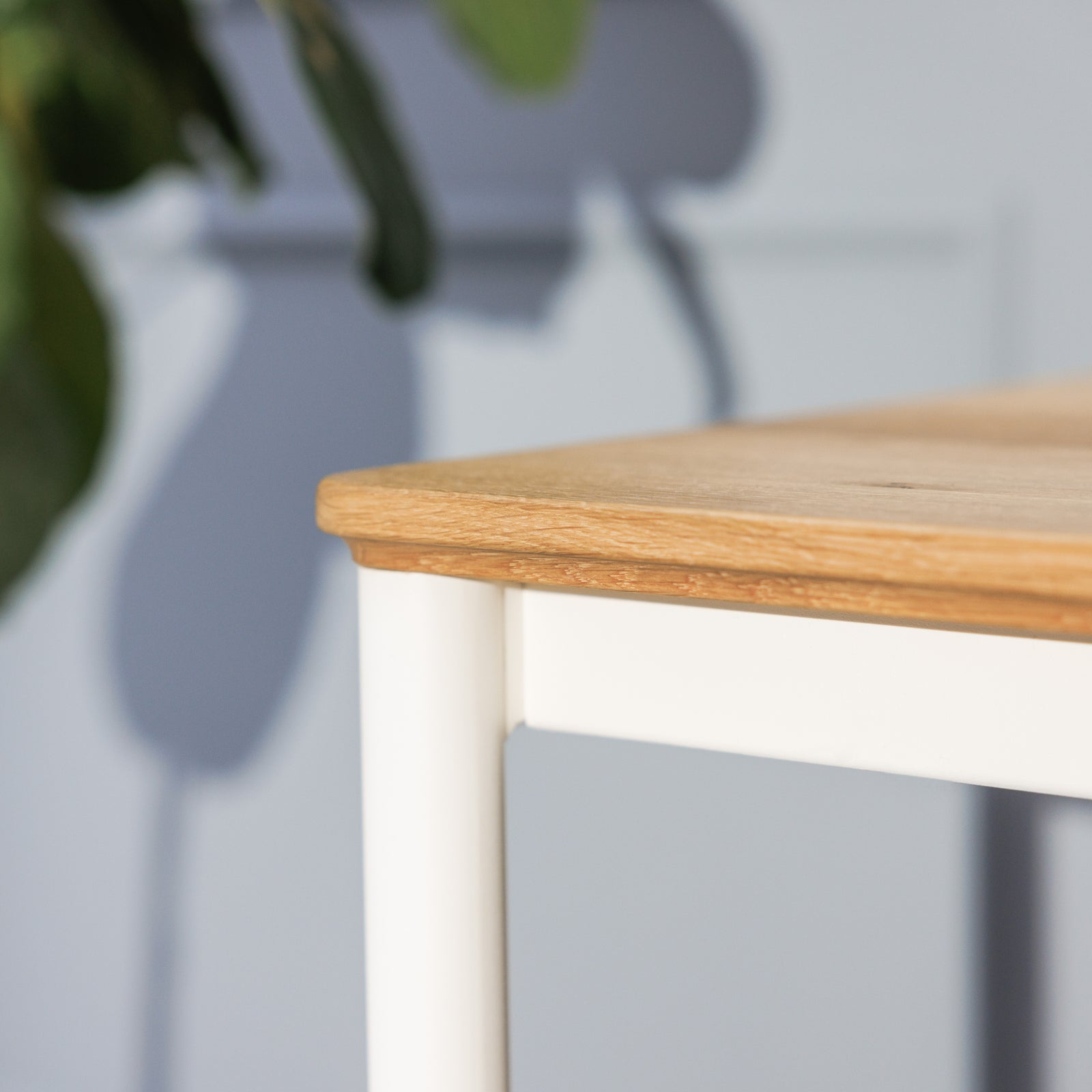 Detailaufnahme konfigurierbarer Schreibtisch Mira individueller Kantenschliff