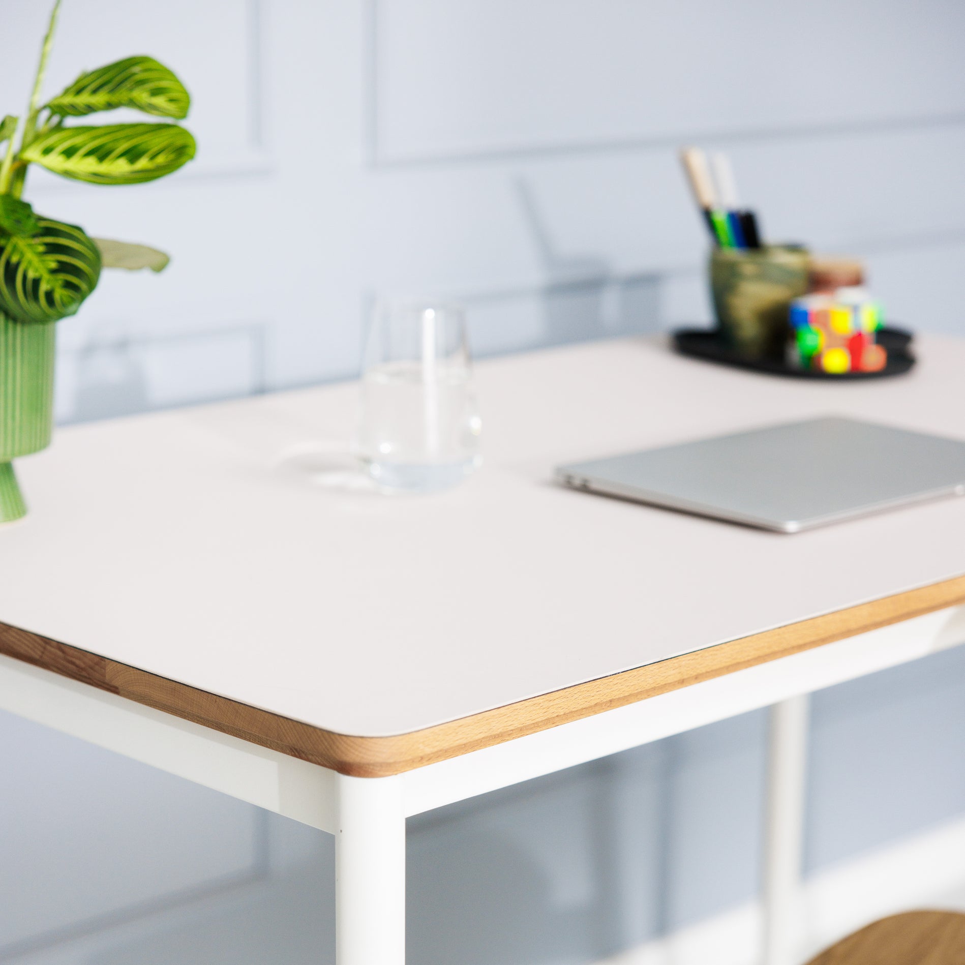 Detailafnahme Zeitoser multifunktionaler Schreibtisch Mira Weiß ökologisch geölt mit Linoluem veredelt