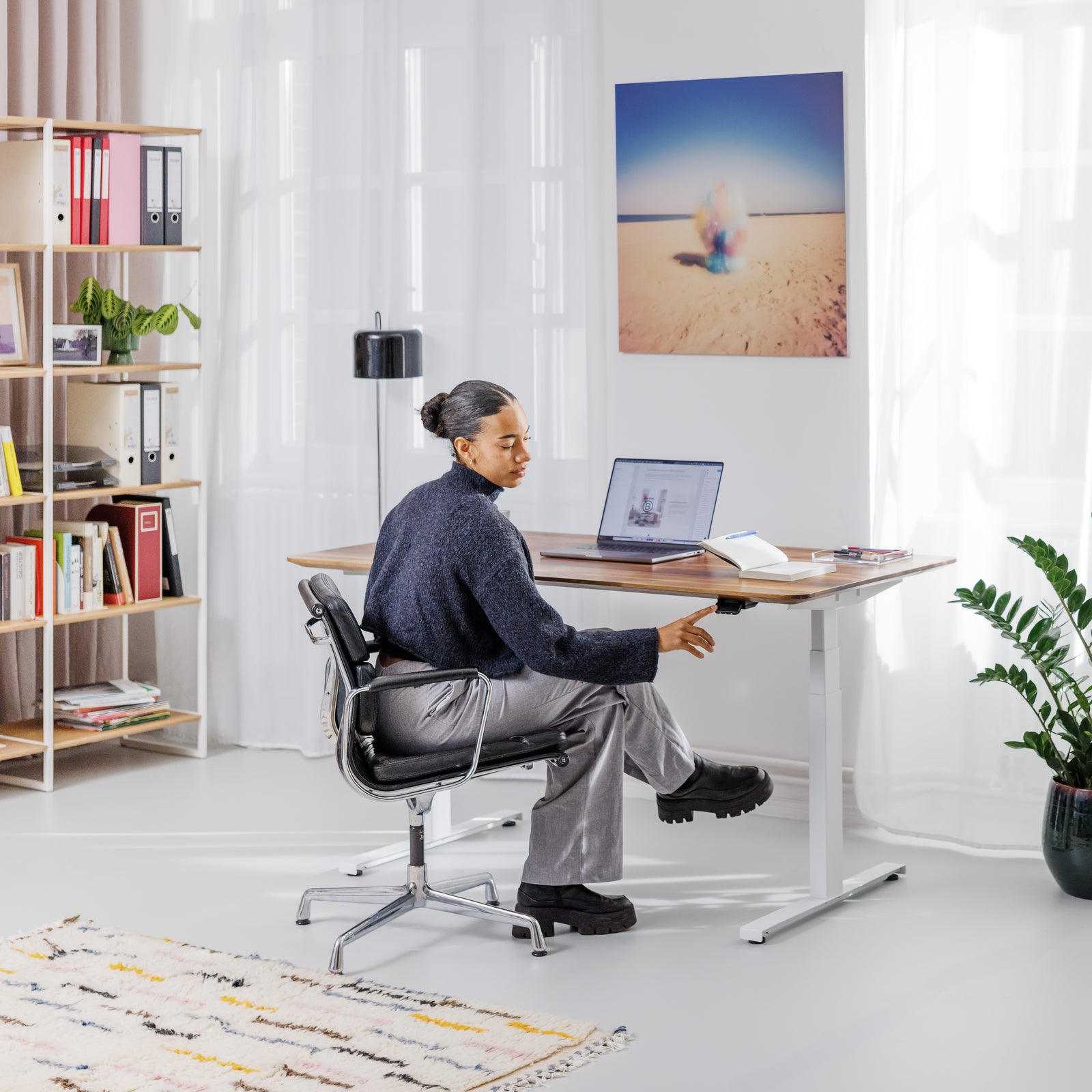 Ergonomischer Schreibtisch mit hochwertigen Metallbeinen und funktionalem Massivholzregal, ideal für ein gesundes Home-Office