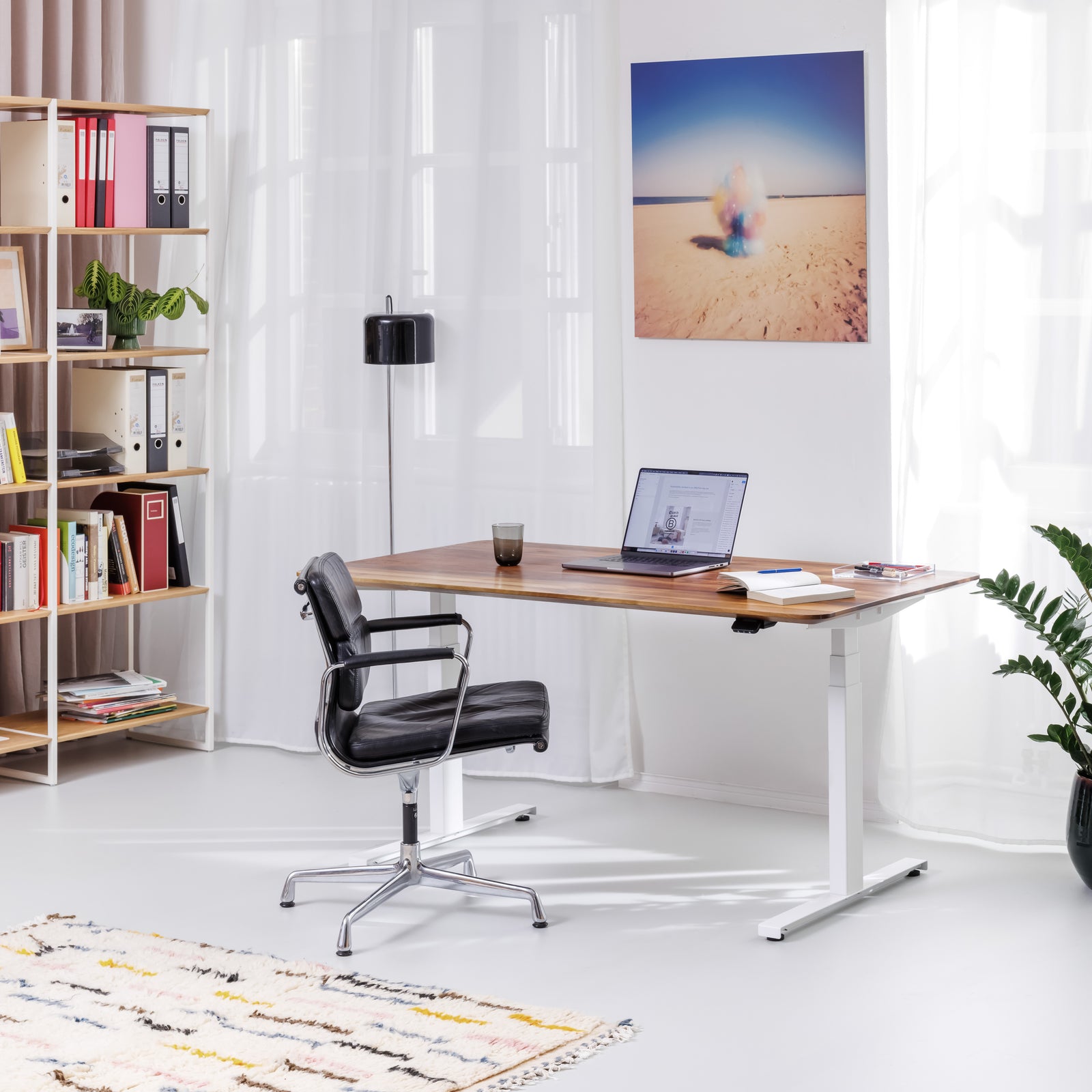 Ergonomischer Schreibtisch im modernen Home-Office mit stabilen Metallbeinen und nachhaltiger Massivholzplatte, kombiniert mit einem praktischen Regal aus hochwertigem Echtholz und Metallrahmen