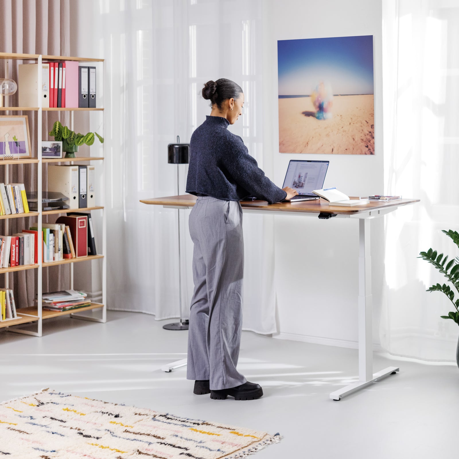 Ergonomischer Schreibtisch, höhenverstellbar mit Metallbeinen und modularem Regal, fördert eine gesunde Arbeitsweise