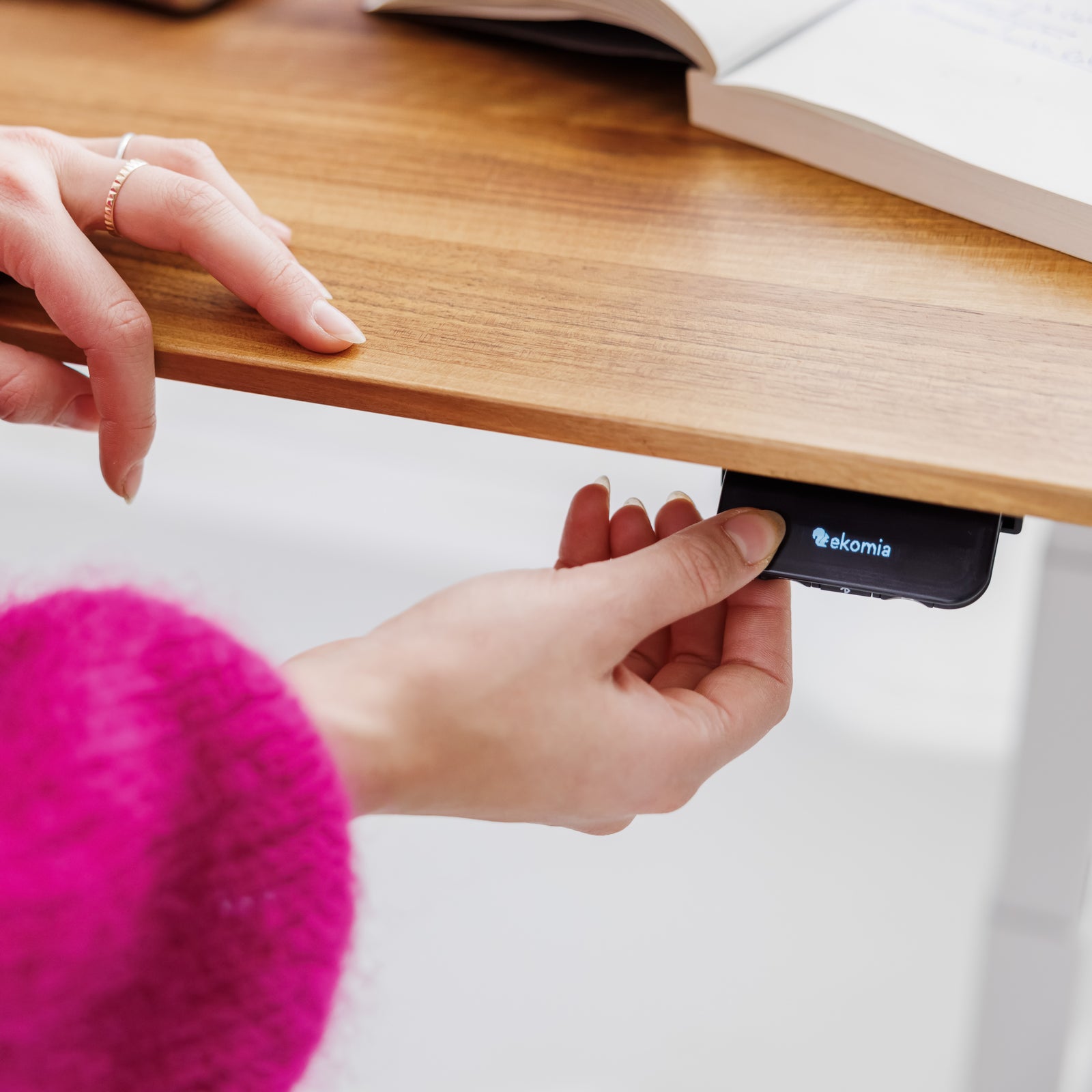 Minimalistischer Controller mit Favoriten Einstellungen und Aufsteherinnerung für eine gesunde Arbeitsweise