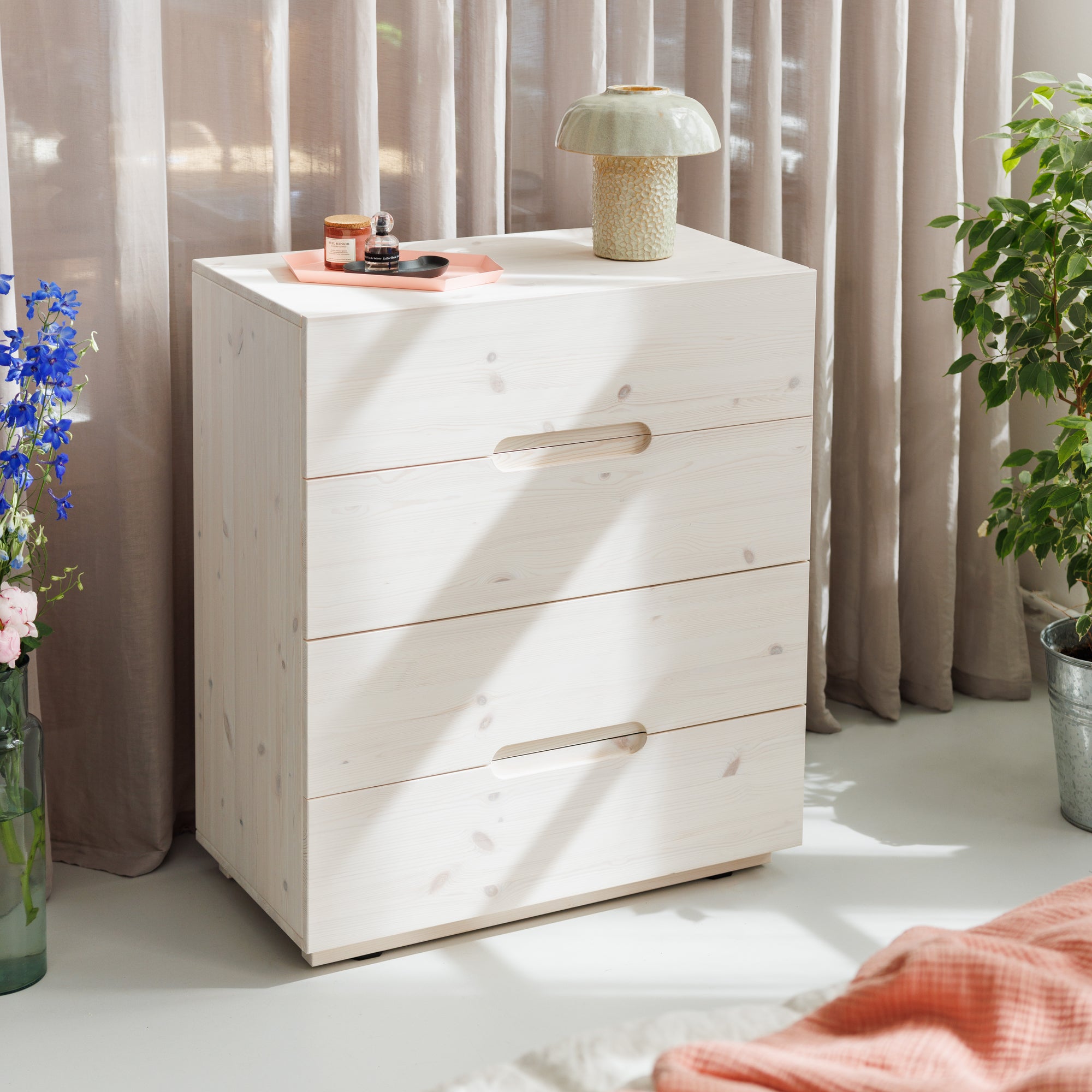 Massivholz Kommode mit weißer Lasur und durchschimmernder Maserung