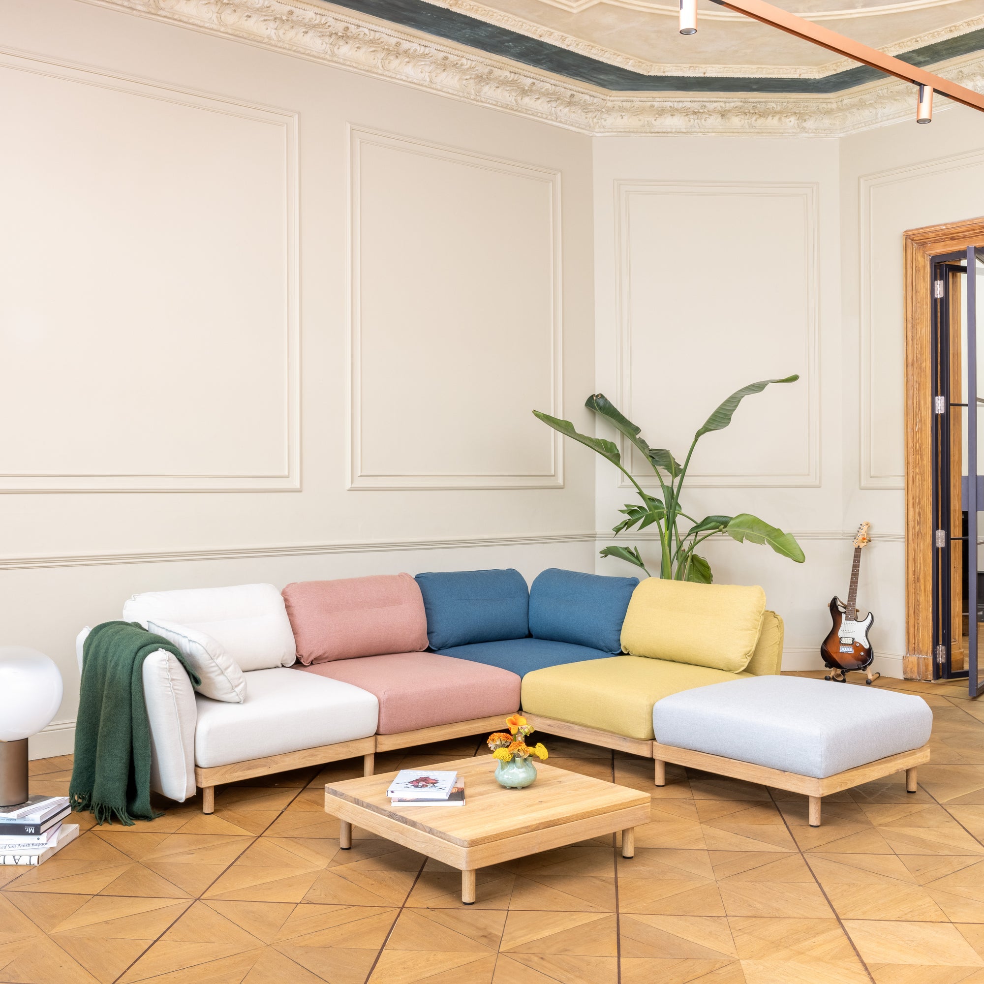 Designer Sofa bunt mit Chaiselongue und Couchtisch