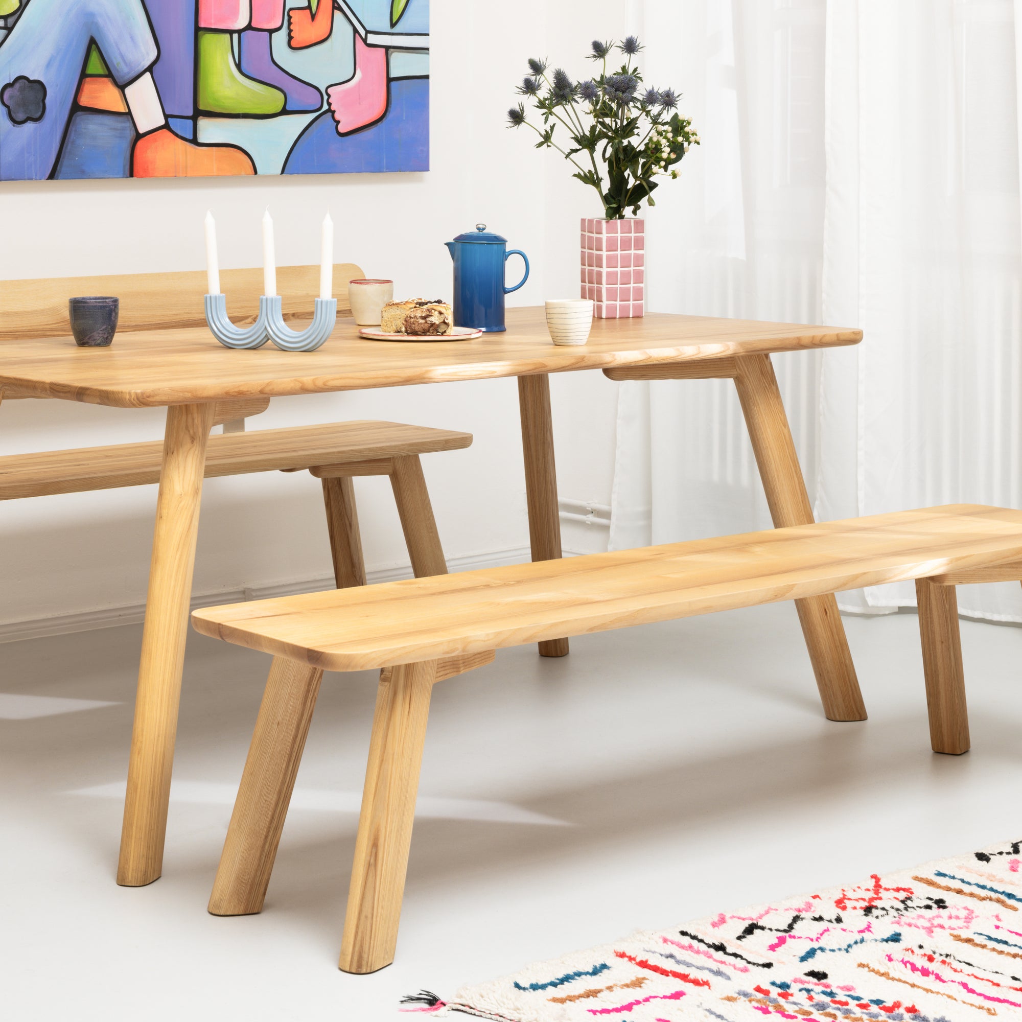 Skandinavische Sitzbank und passender Esstisch aus massivem Holz mit natürlicher Holzstruktur und puristischem Design