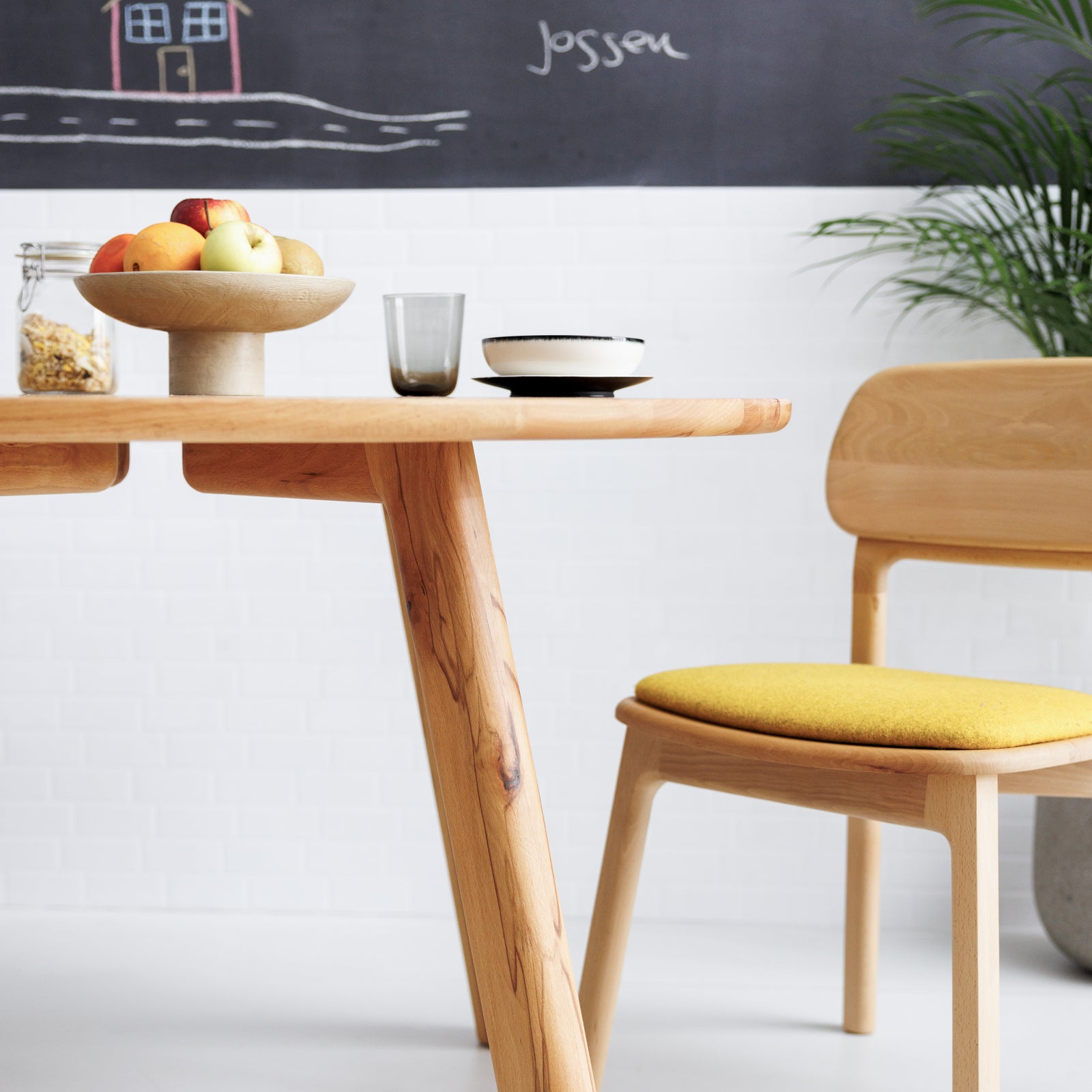 Schlankes Esstisch Design Form A Rund aus zertifiziertem Echtholz