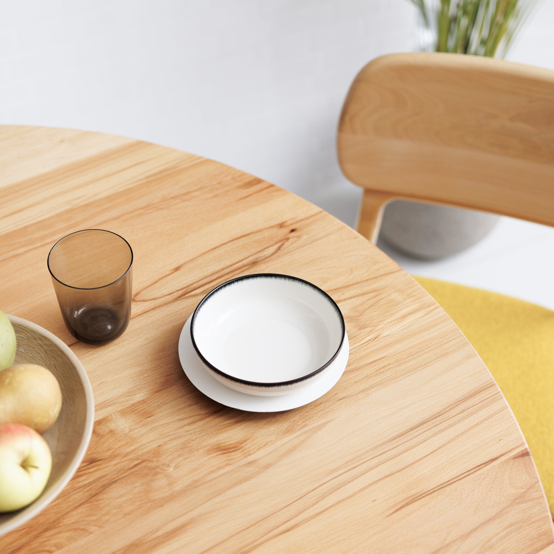 Detailaufnahme solide Vollholz Tischplatte vom Runden Esstisch Form A handgefertigt