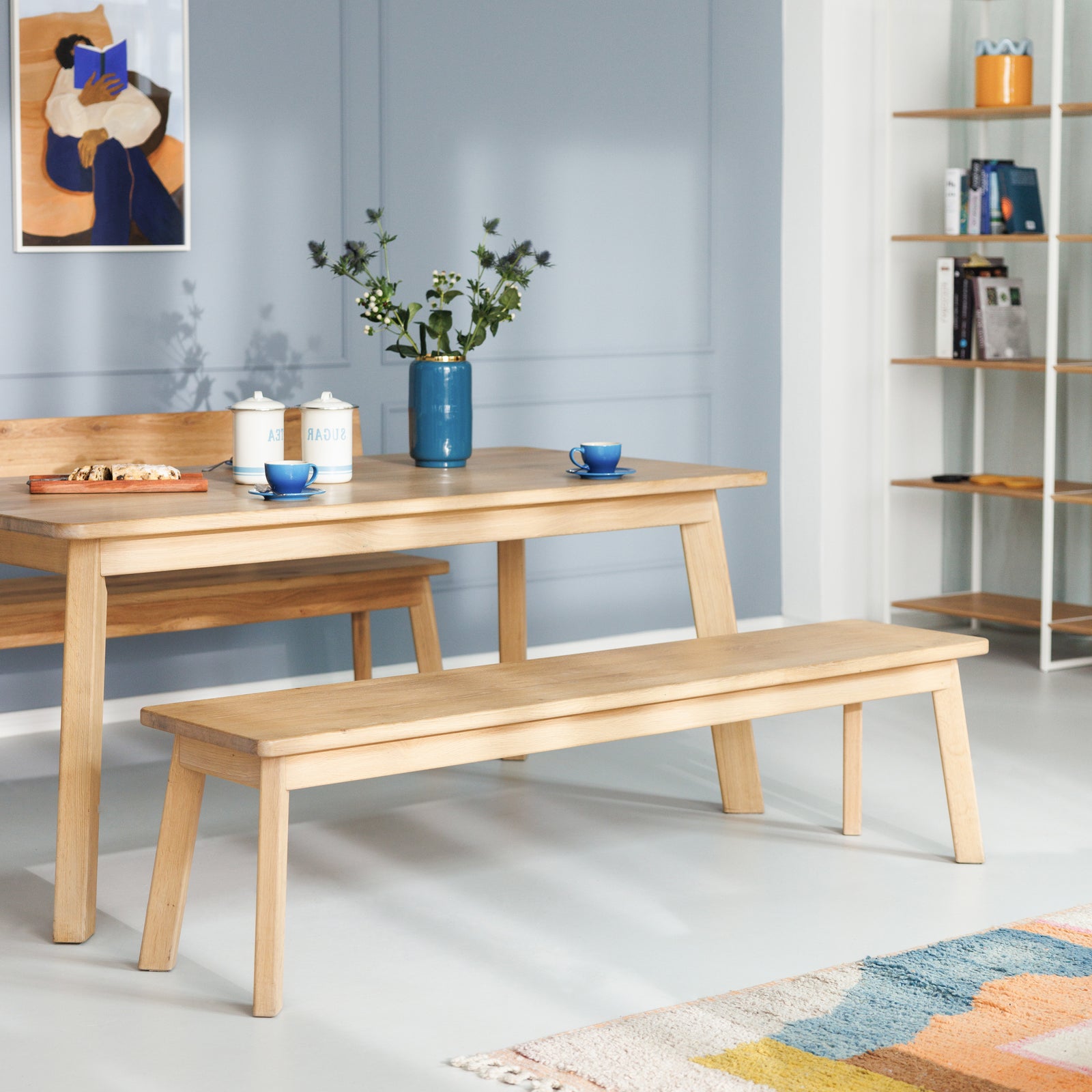 Zeitloses Esszimmer mit Ausziehtisch und Bank aus geöltem Massivholz nachhaltig, funktional und minimalistisch