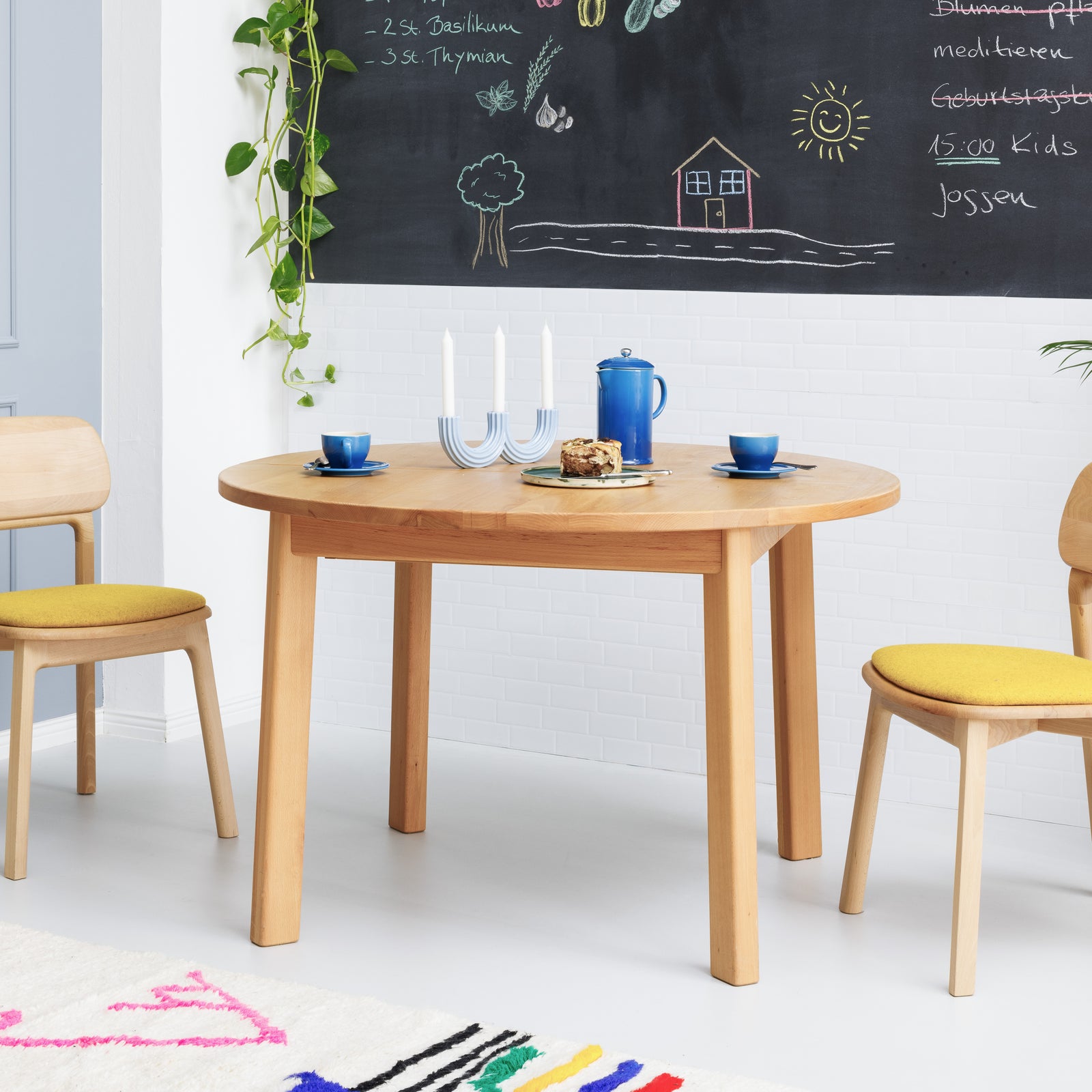 Geradliniger Esstisch Form F Runde Tischplatte zertifiziertes Massivholz