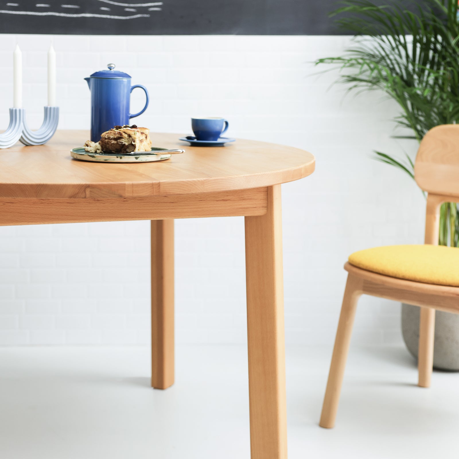 Auf MAß gefertigter runder Esstisch Form F Kantenschliff Echtholz