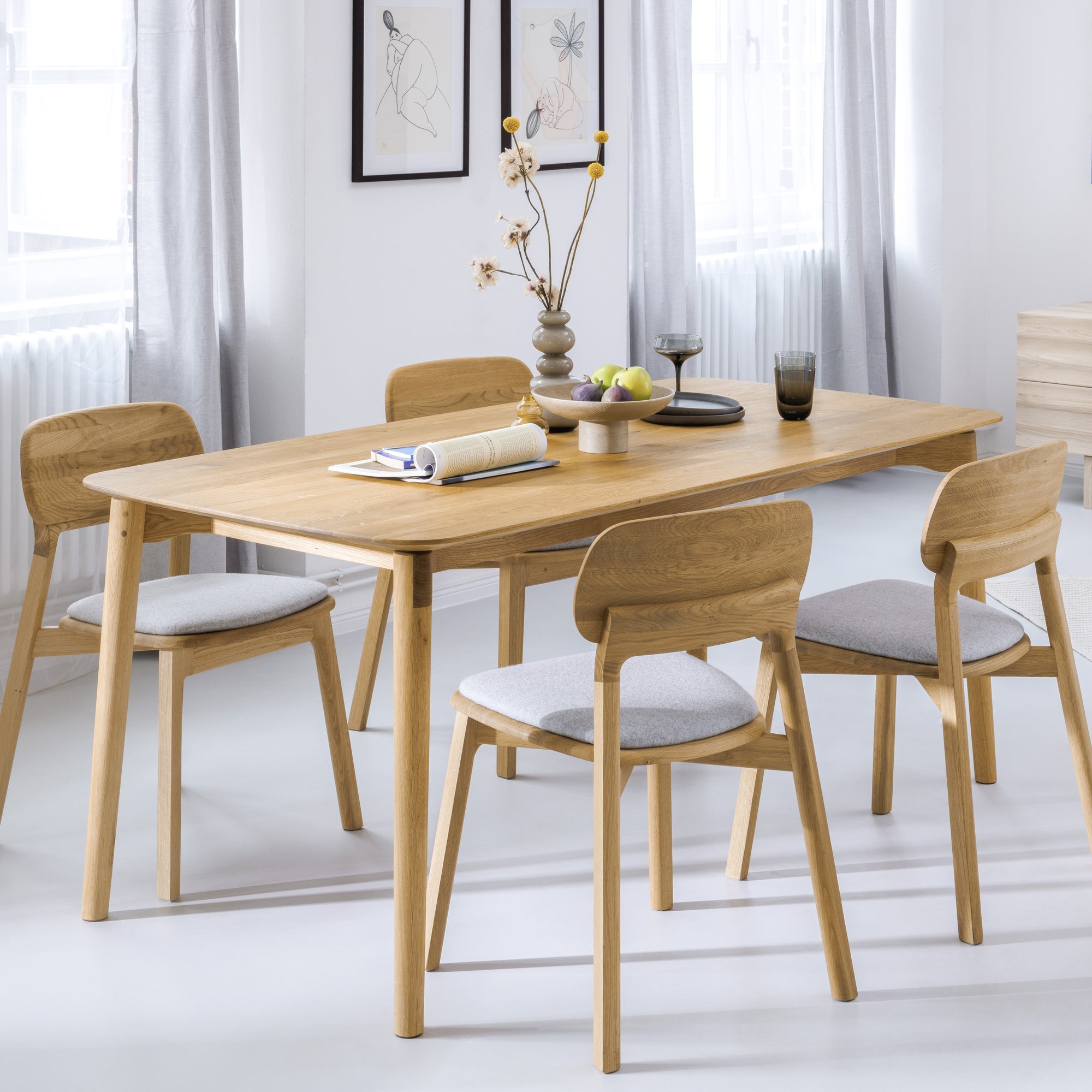 Nachhaltiges Esszimmer mit Designer Esstisch und Stühlen aus Massivholz