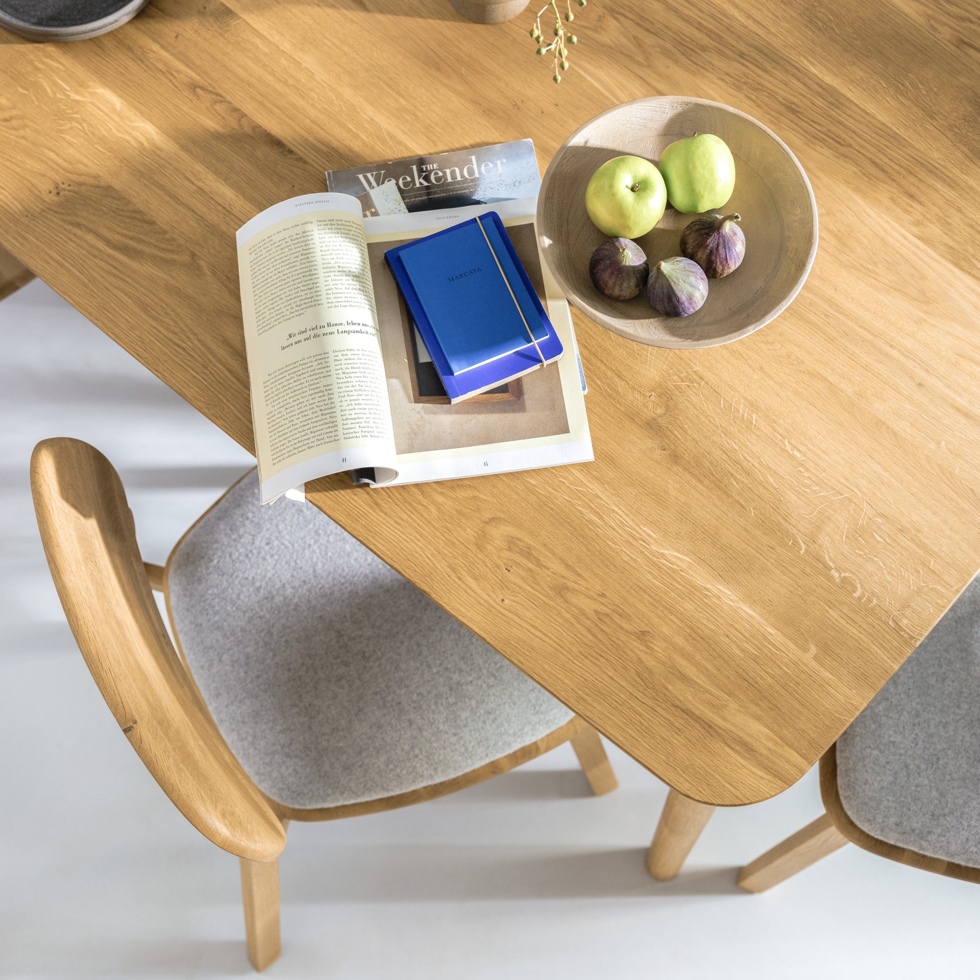 Esstische und Stühle aus Massivholz