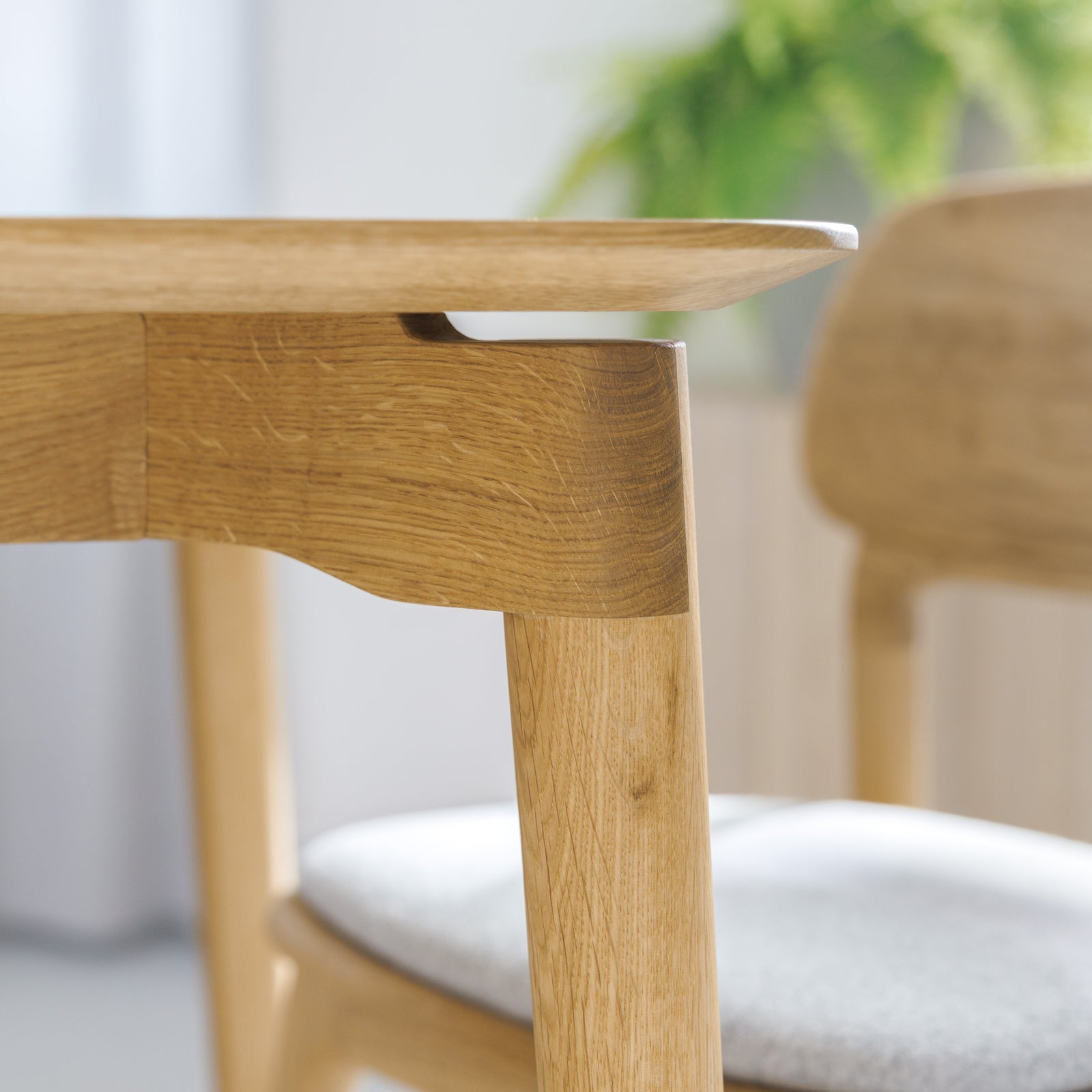 Designer Esstisch mit Schweizer Kante und geschwungenem Beindetail